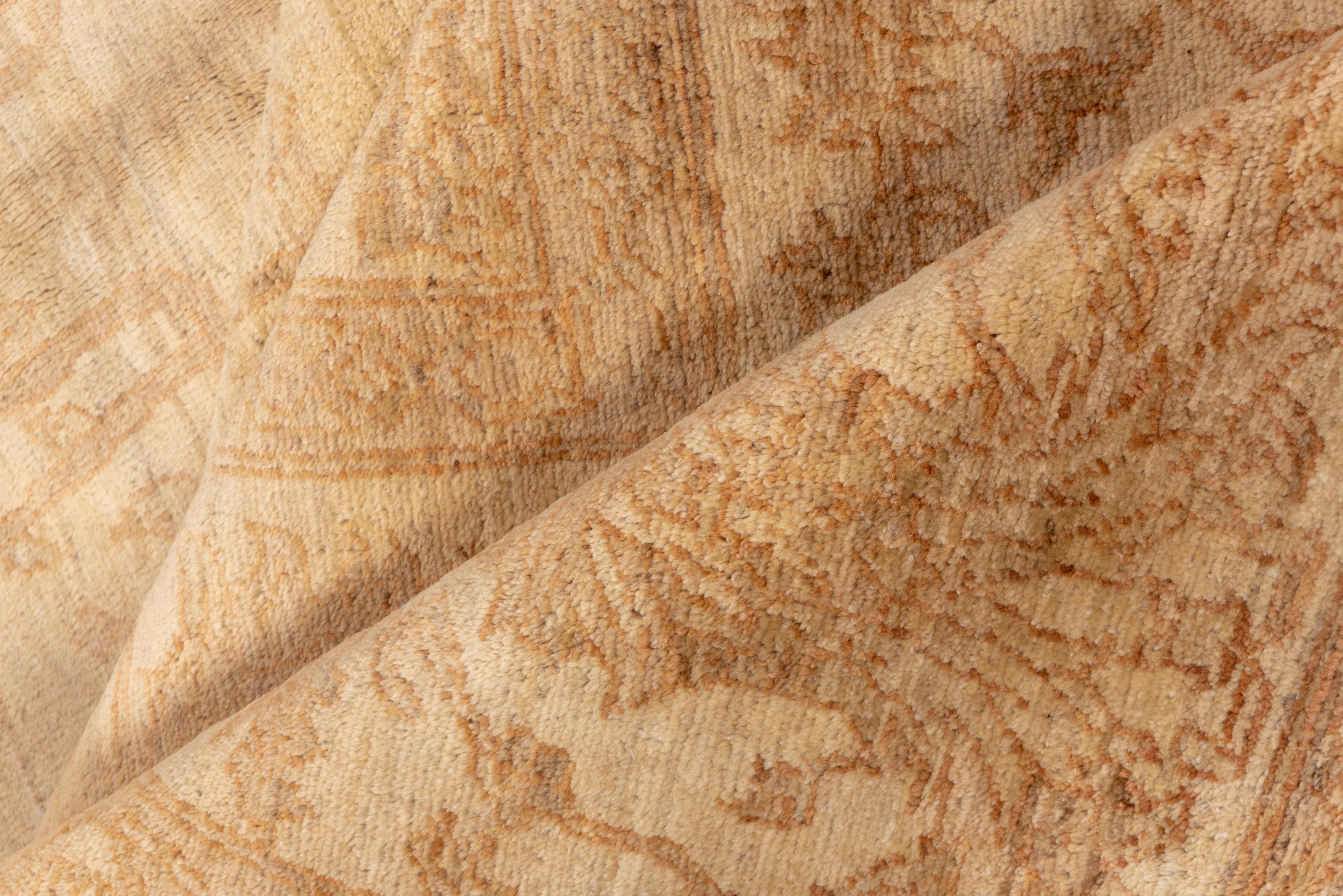 Questo tappeto vintage Sultanabad Rugs presenta una composizione serena e a basso contrasto in cui un fondo beige sabbia ospita un motivo floreale allover delicatamente reso nei toni del tortora e della pergamena. Il disegno, benché intricato,