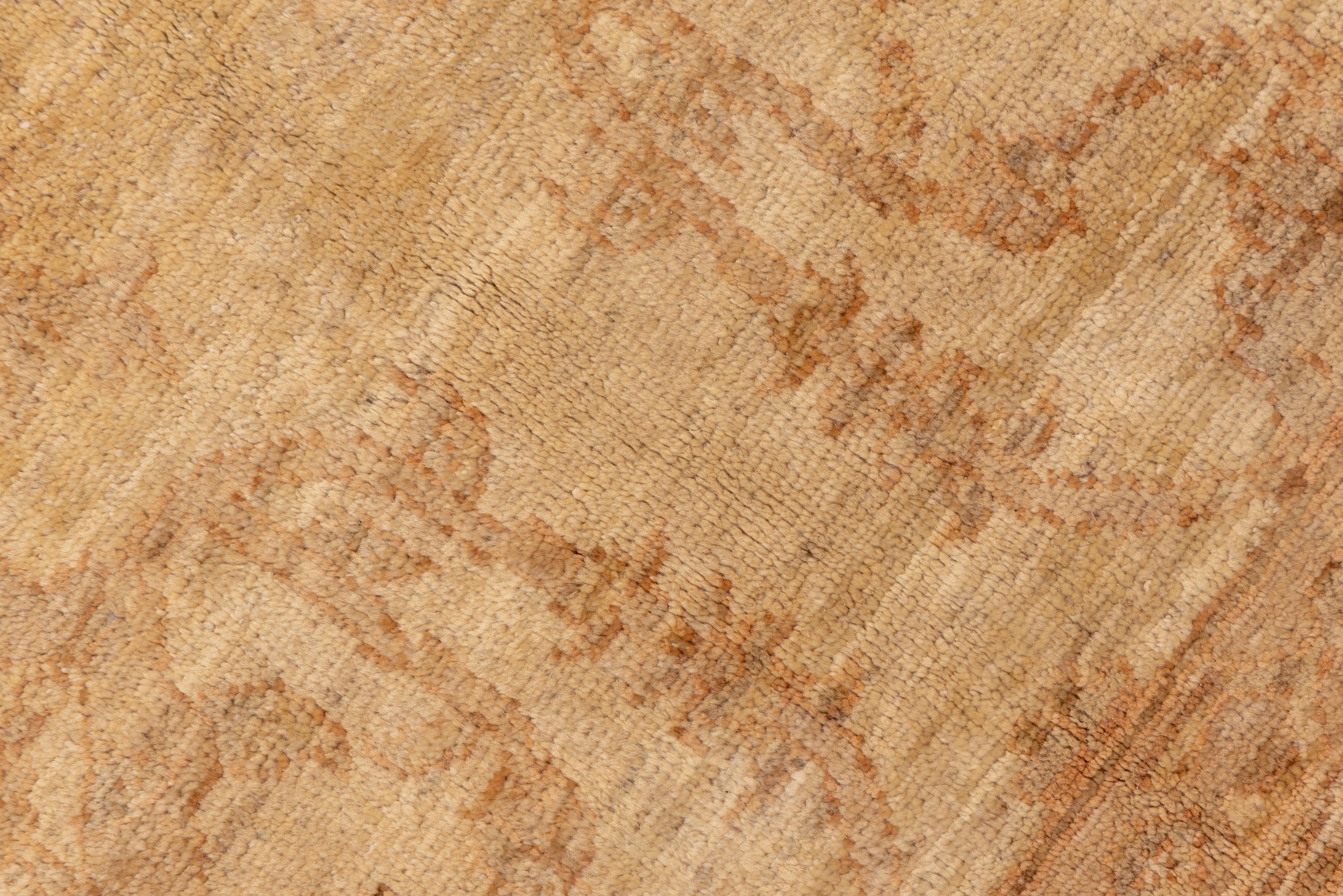 XX secolo Sultanabad Rugs Campo di sabbia sbiadito con motivi botanici tonali in vendita