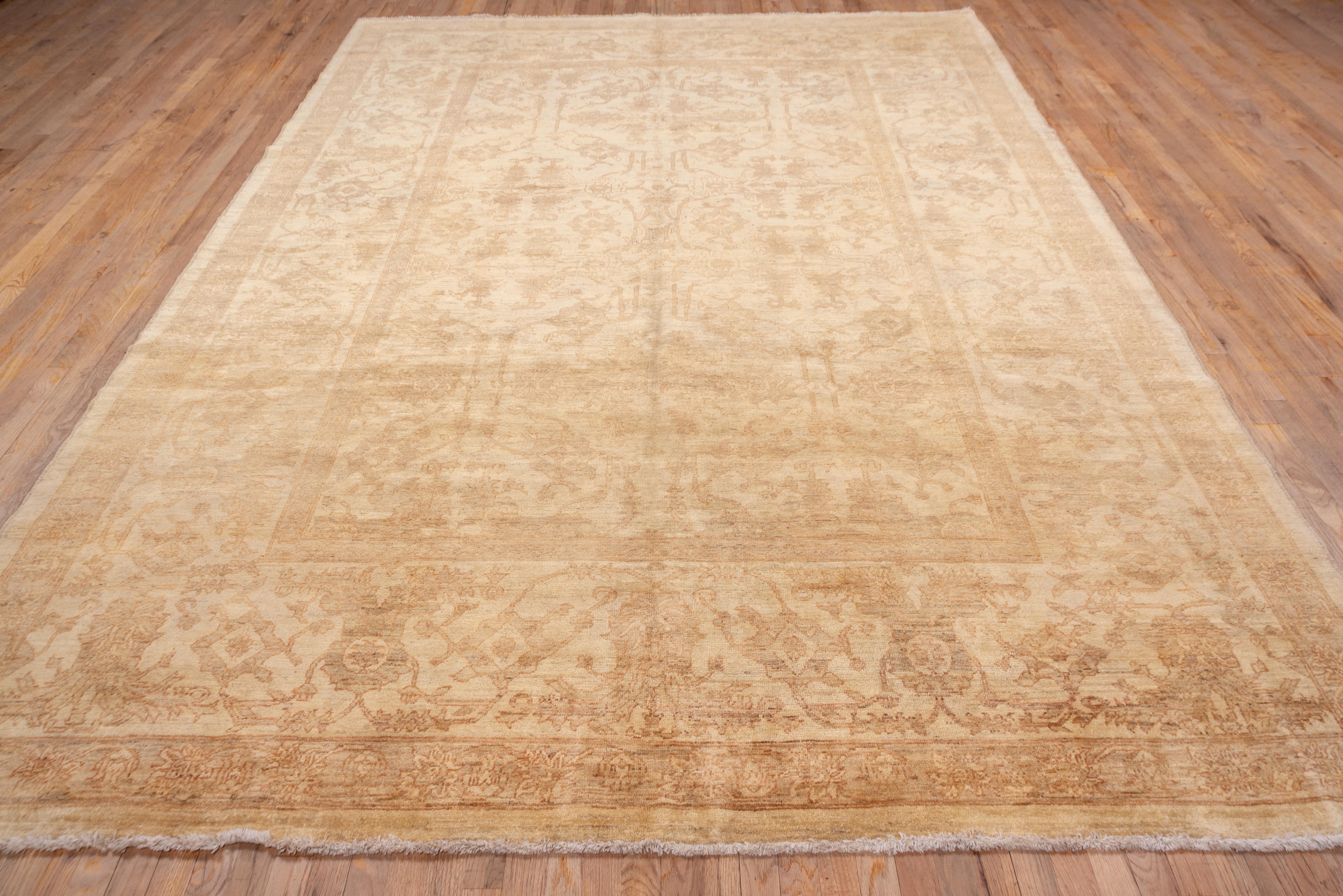 Sultanabad Rugs Campo di sabbia sbiadito con motivi botanici tonali in vendita 1