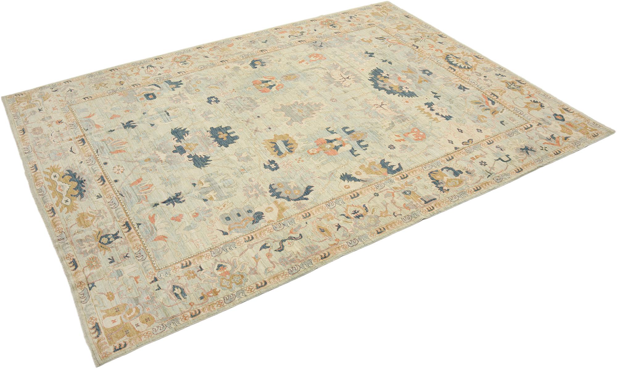 Tapis Sultanabad noué à la main, tissé en 2025 (neuf).

Ce sultanabad contemporain présente un champ bleu clair calme, décoré de motifs floraux et botaniques doucement dessinés dans des tons de beige, de bleu marine et de corail atténué. Le design