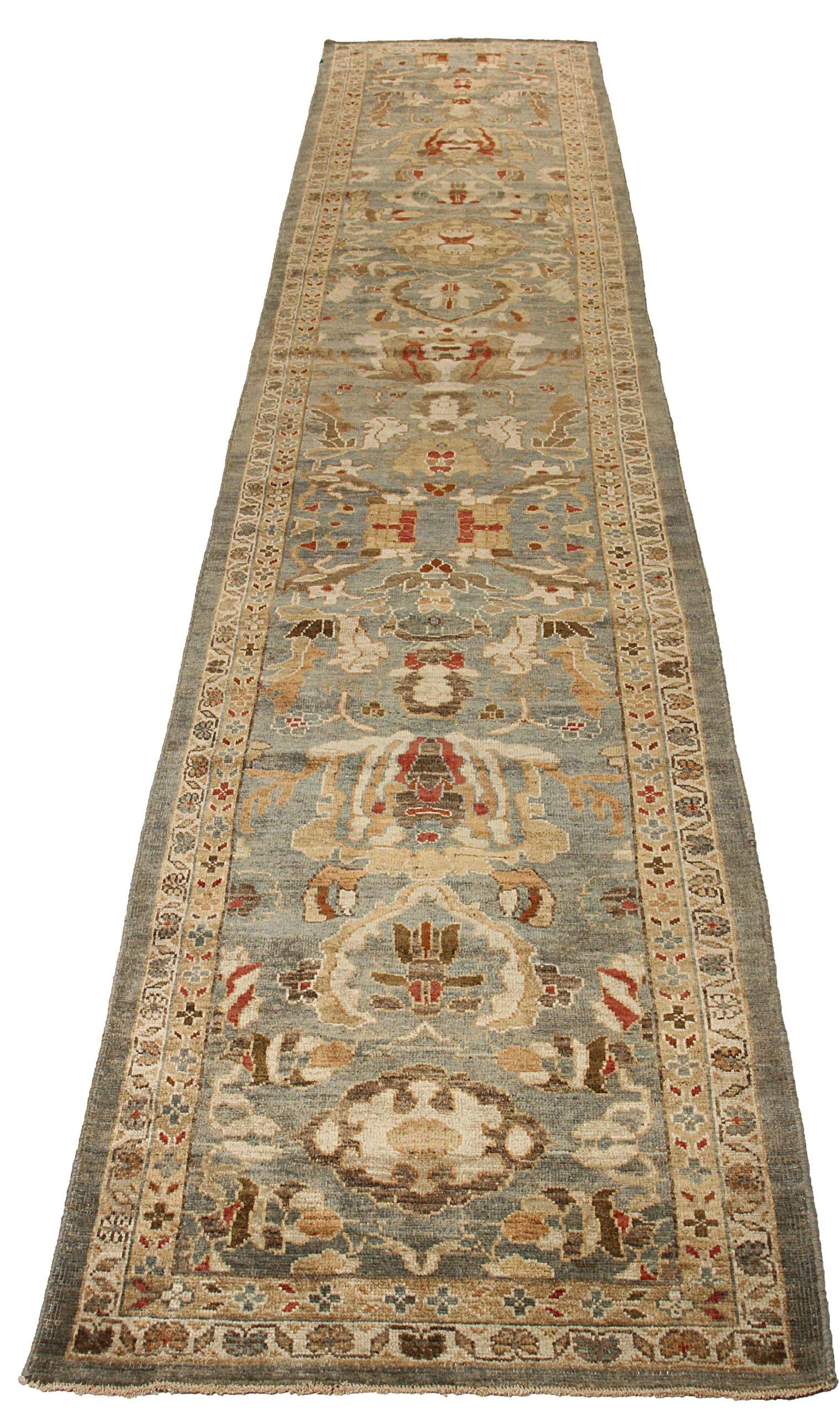 Entdecken Sie die Eleganz dieses einzigartigen Sultanabad-Teppichs mit Läufern von CIRCA 1990. Dieses exklusive Design, das mit viel Liebe zum Detail entworfen wurde, ist perfekt, um Ihren Raum zu verschönern.