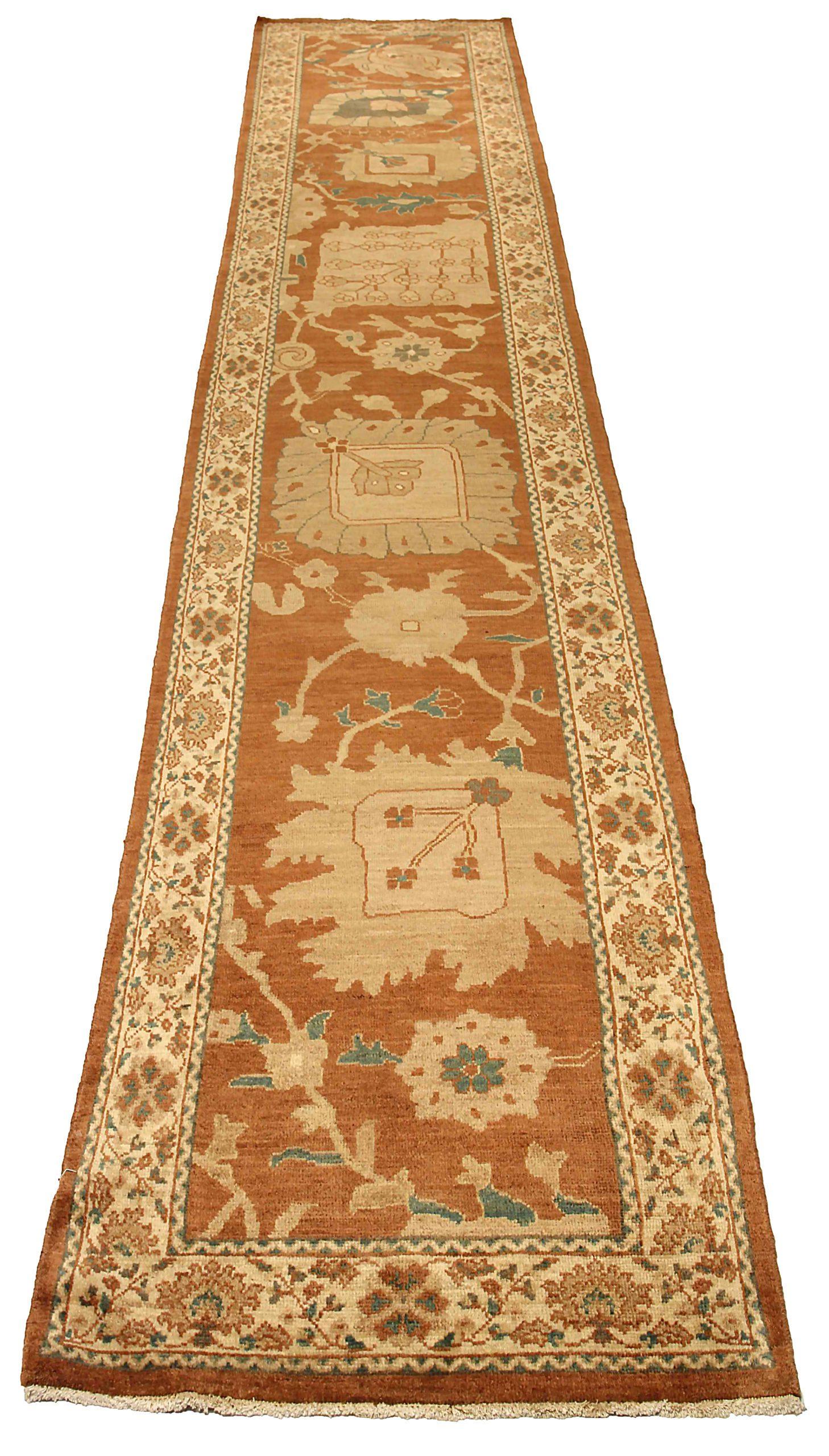Entdecken Sie die Eleganz dieses einzigartigen Sultanabad-Teppichs mit Läufern von CIRCA 1990. Dieses exklusive Design, das mit viel Liebe zum Detail entworfen wurde, ist perfekt, um Ihren Raum zu verschönern.
