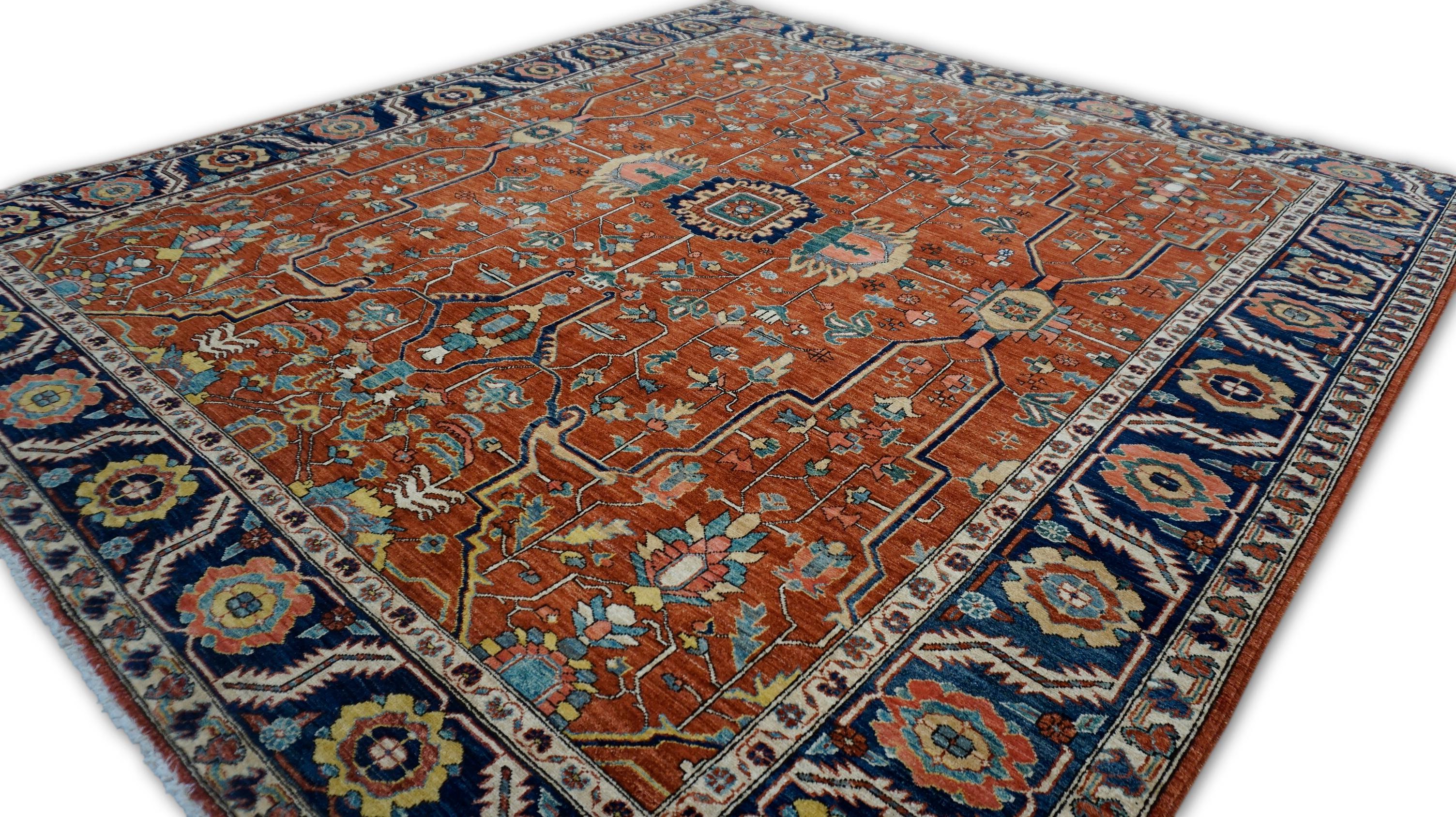 Questo è un tappeto in lana Sultanabad Rugs annodato a mano, magistralmente tessuto in uno stile tradizionale persiano revival. Ispirato ai famosi tappeti di Sultanabad dell'inizio del XX secolo, questo pezzo presenta un audace medaglione centrale