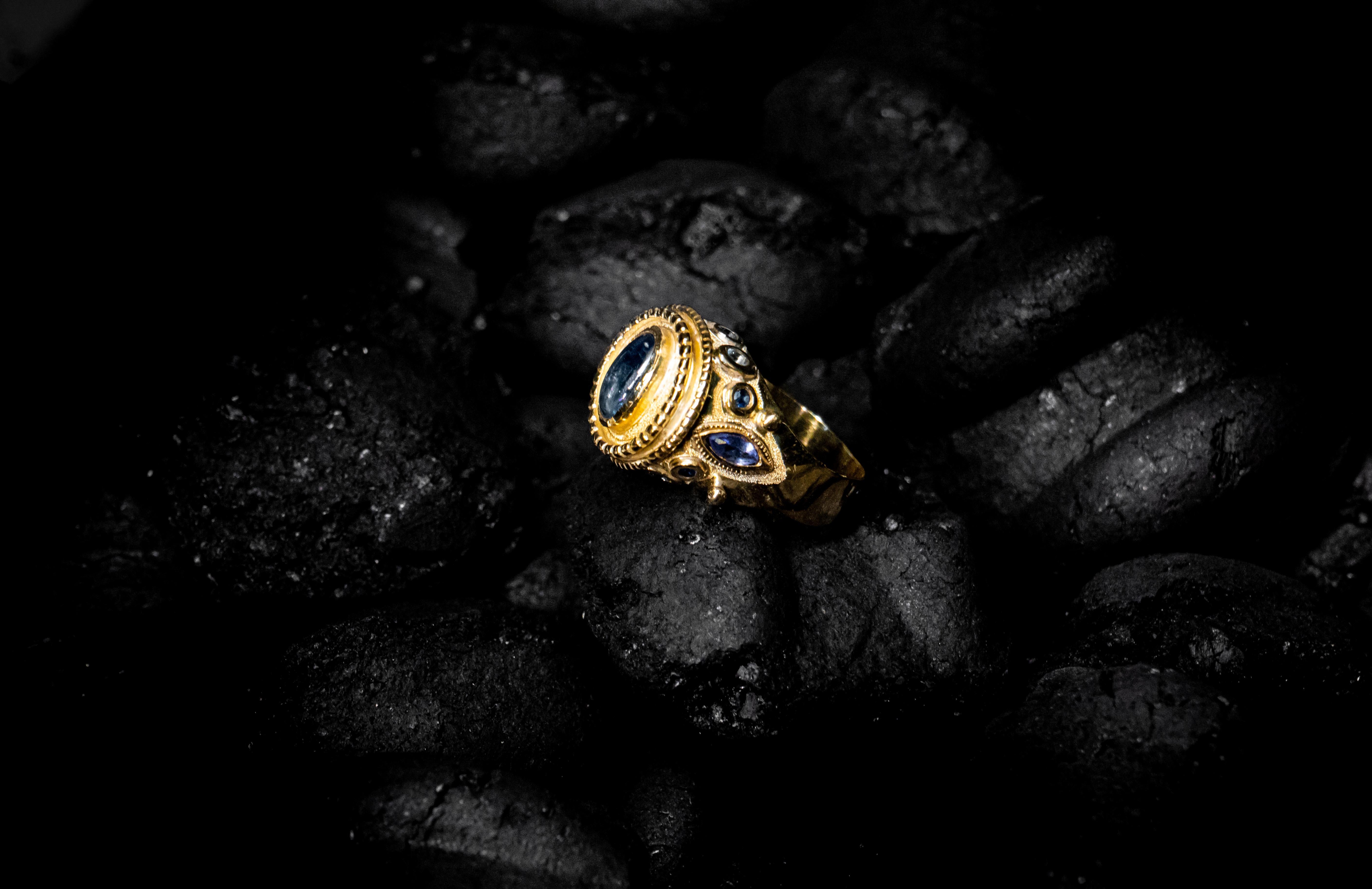 Im Angebot: Sultanato Ring aus 18 Karat Gold mit Tansanit, Saphiren und Aquamarinen () 3