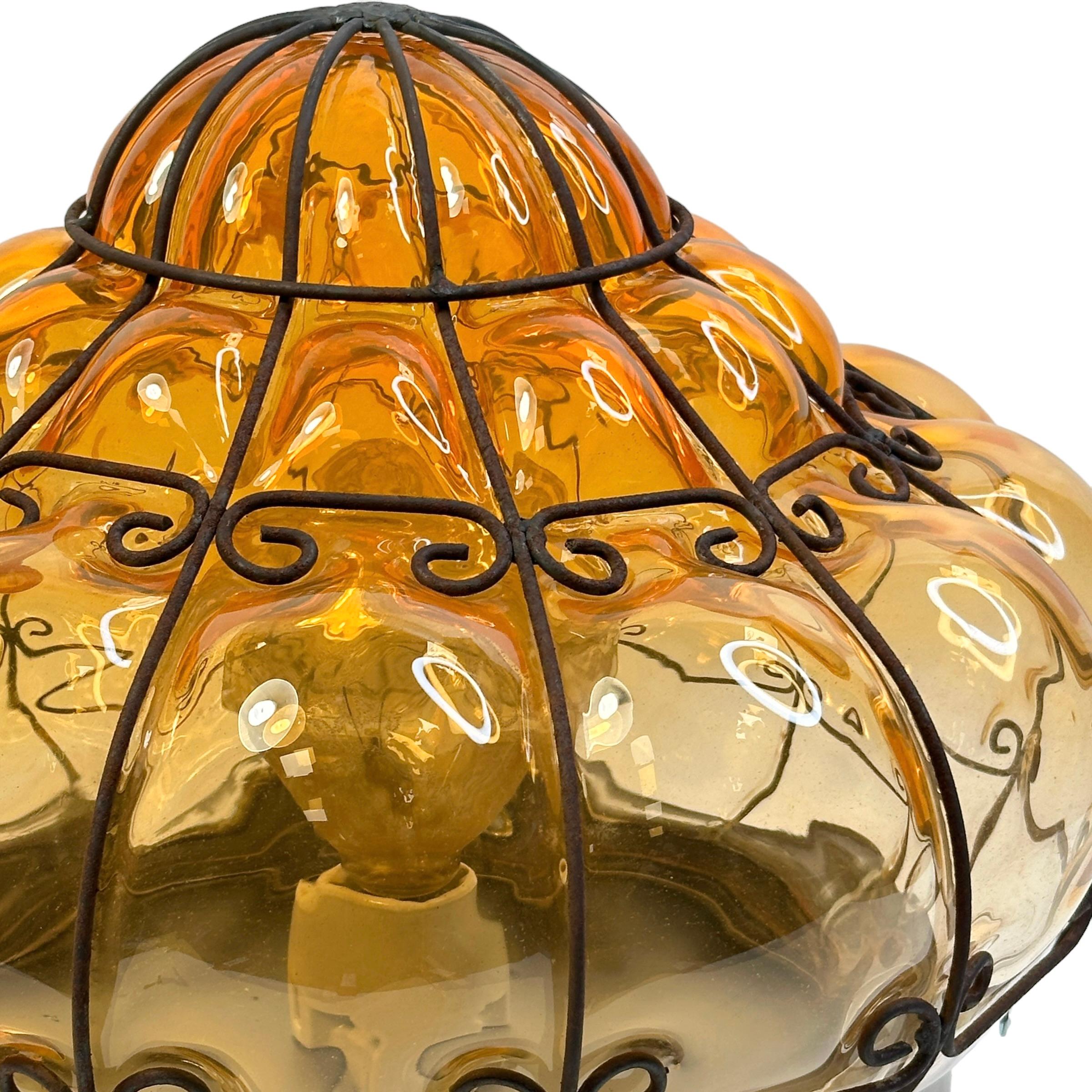 Fait main Plafonnier ou applique Sultano en verre vénitien avec cage en fer et dôme en oignon, Italie, années 1950 en vente