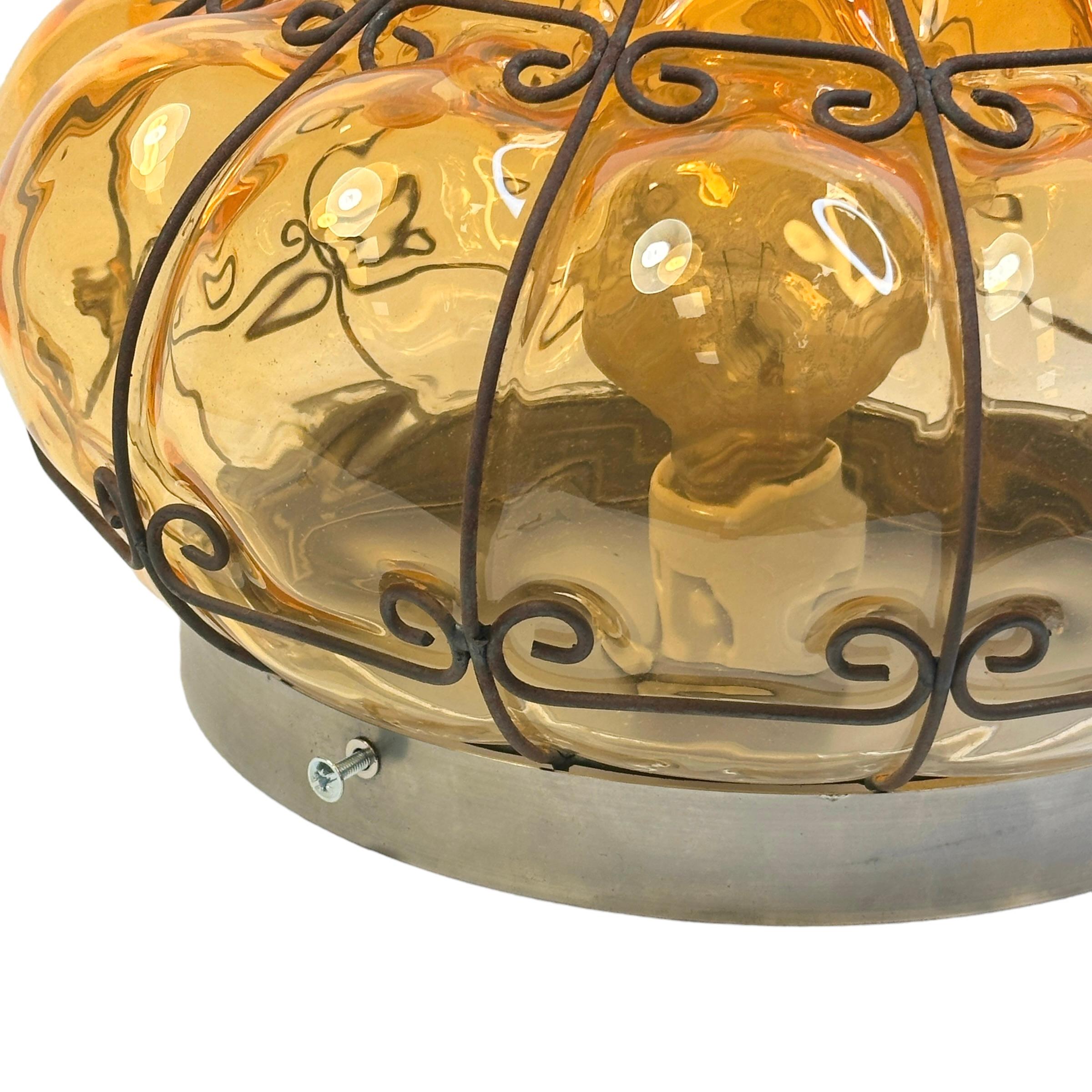 Milieu du XXe siècle Plafonnier ou applique Sultano en verre vénitien avec cage en fer et dôme en oignon, Italie, années 1950 en vente