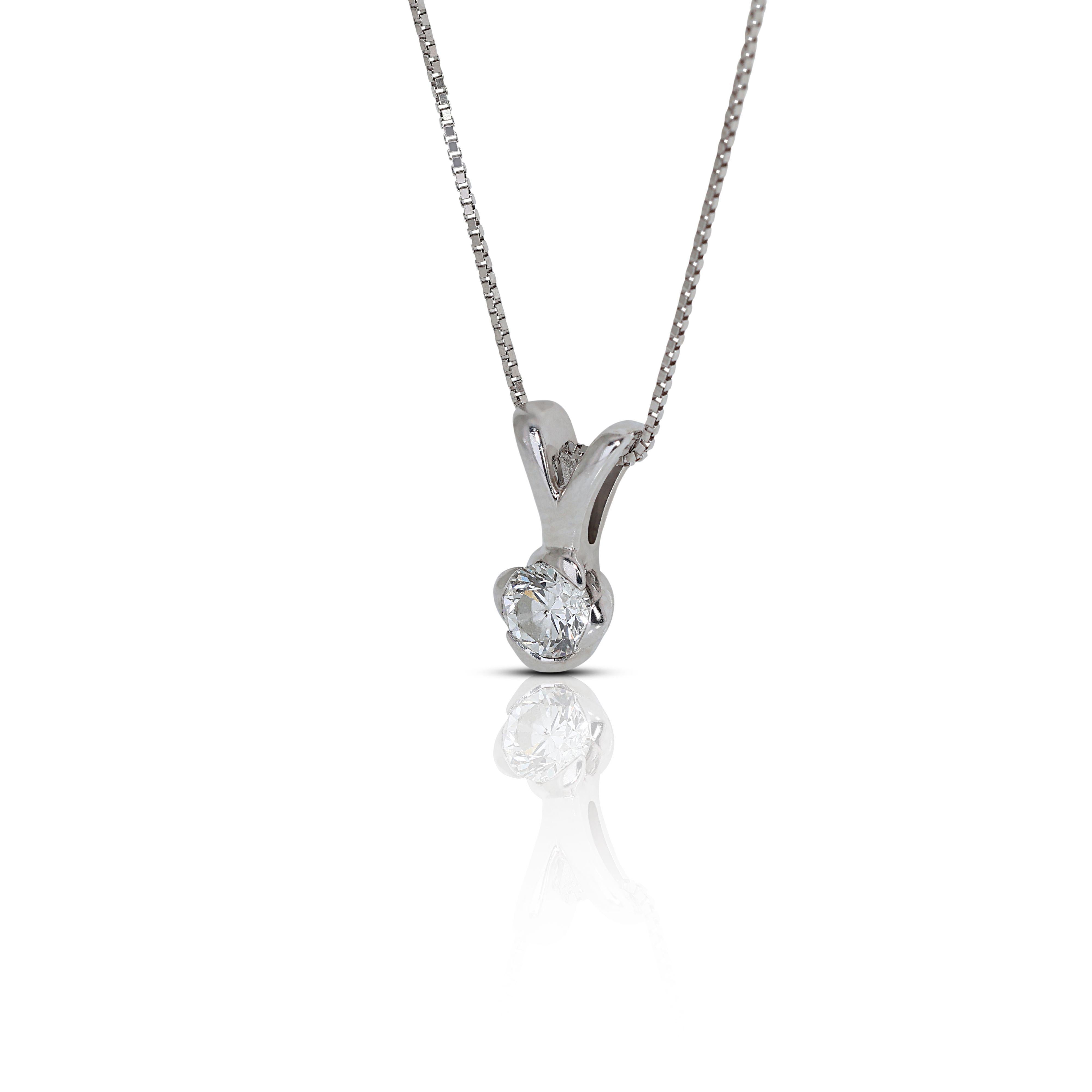 Sultry White Gold Solitaire Diamond Necklace In Excellent Condition For Sale In רמת גן, IL
