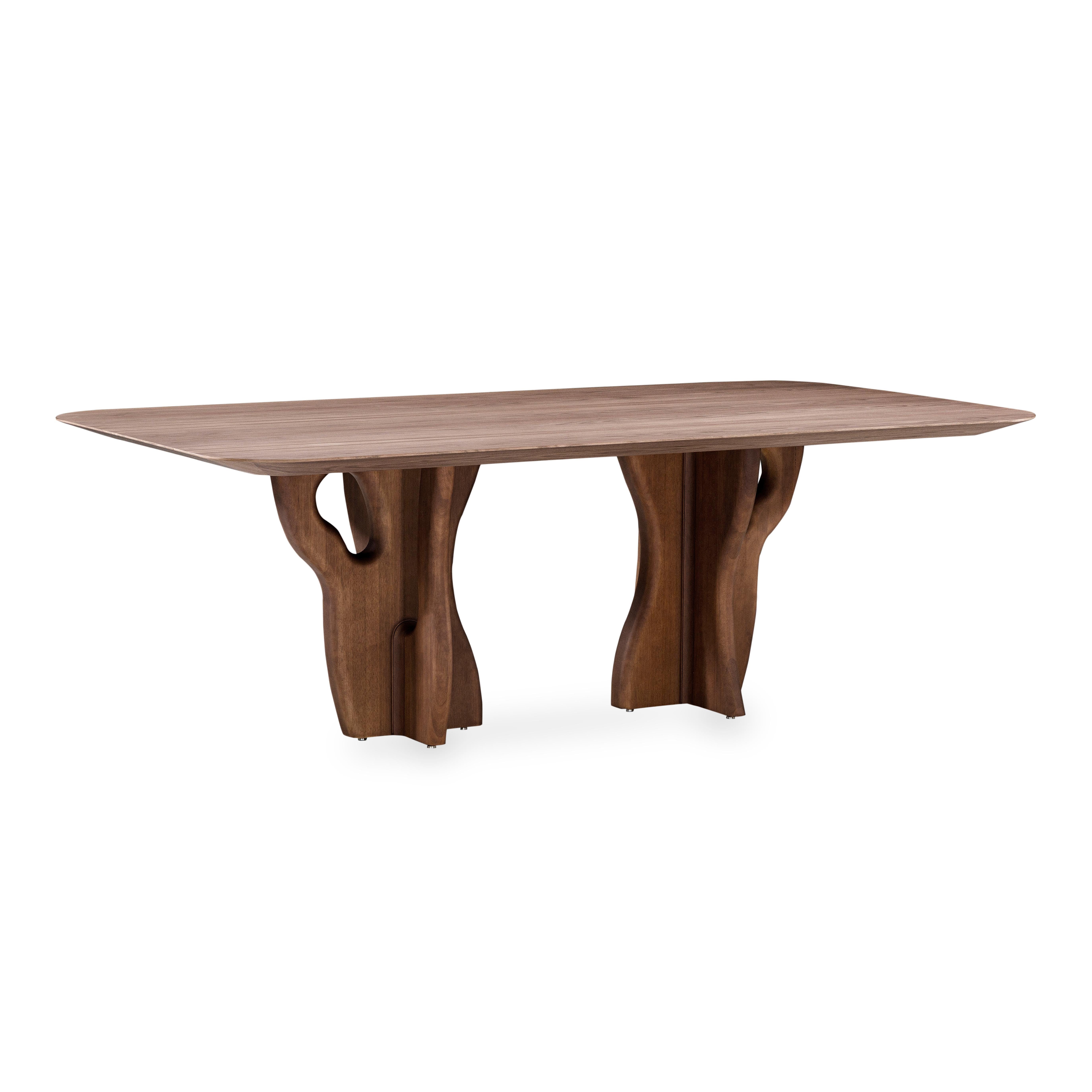 Das Uultis Design Team hat den Suma Esstisch mit einer Platte aus Walnussfurnier und Beinen aus organischem Massivholz gefertigt, perfekt für Ihren Traum-Essbereich. Dieses Möbelstück ist für Mahlzeiten und Zusammenkünfte gedacht und passt perfekt
