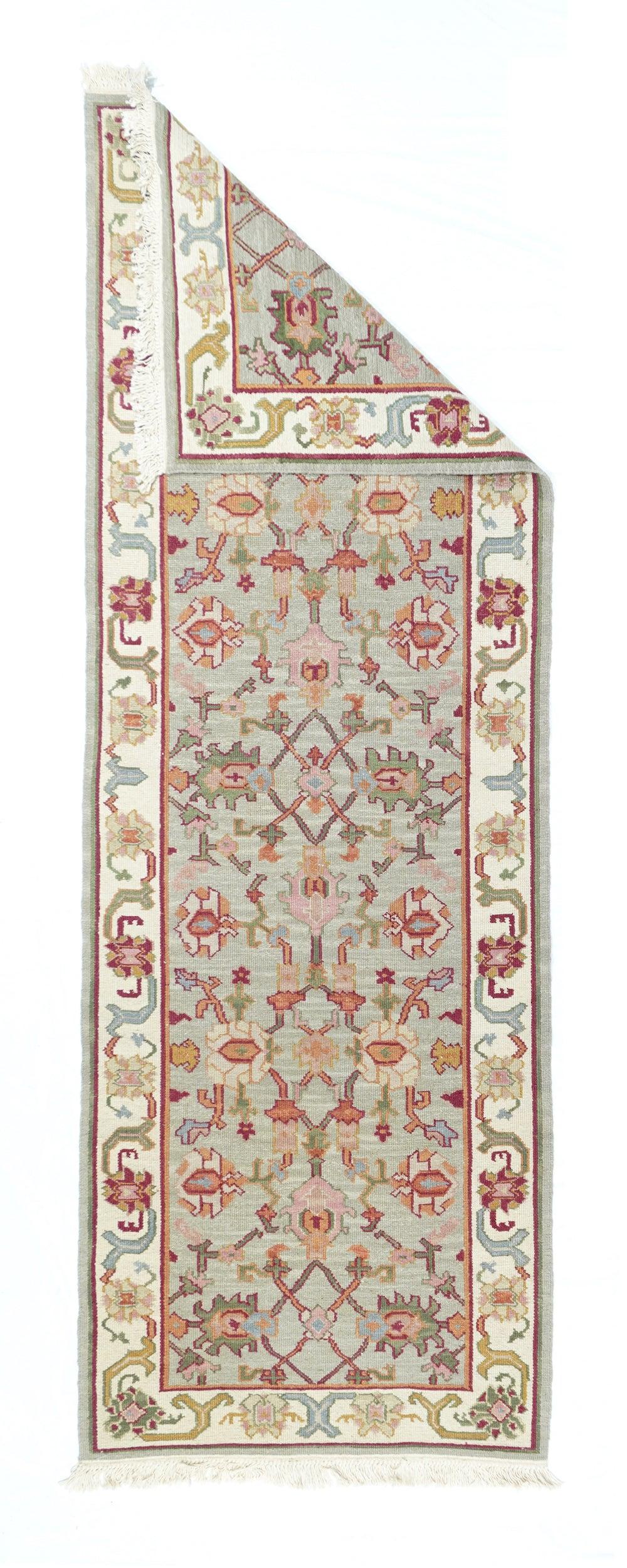 Runner in lana a trama piatta Sumak 2'7'' x 8'0''. Una tecnica, più che un tipo specifico, in cui gli orditi sono avvolti da trame colorate per creare un disegno. Caucasico, turco, persiano e altri tipi. Produce un tappeto piatto, senza pelo, che