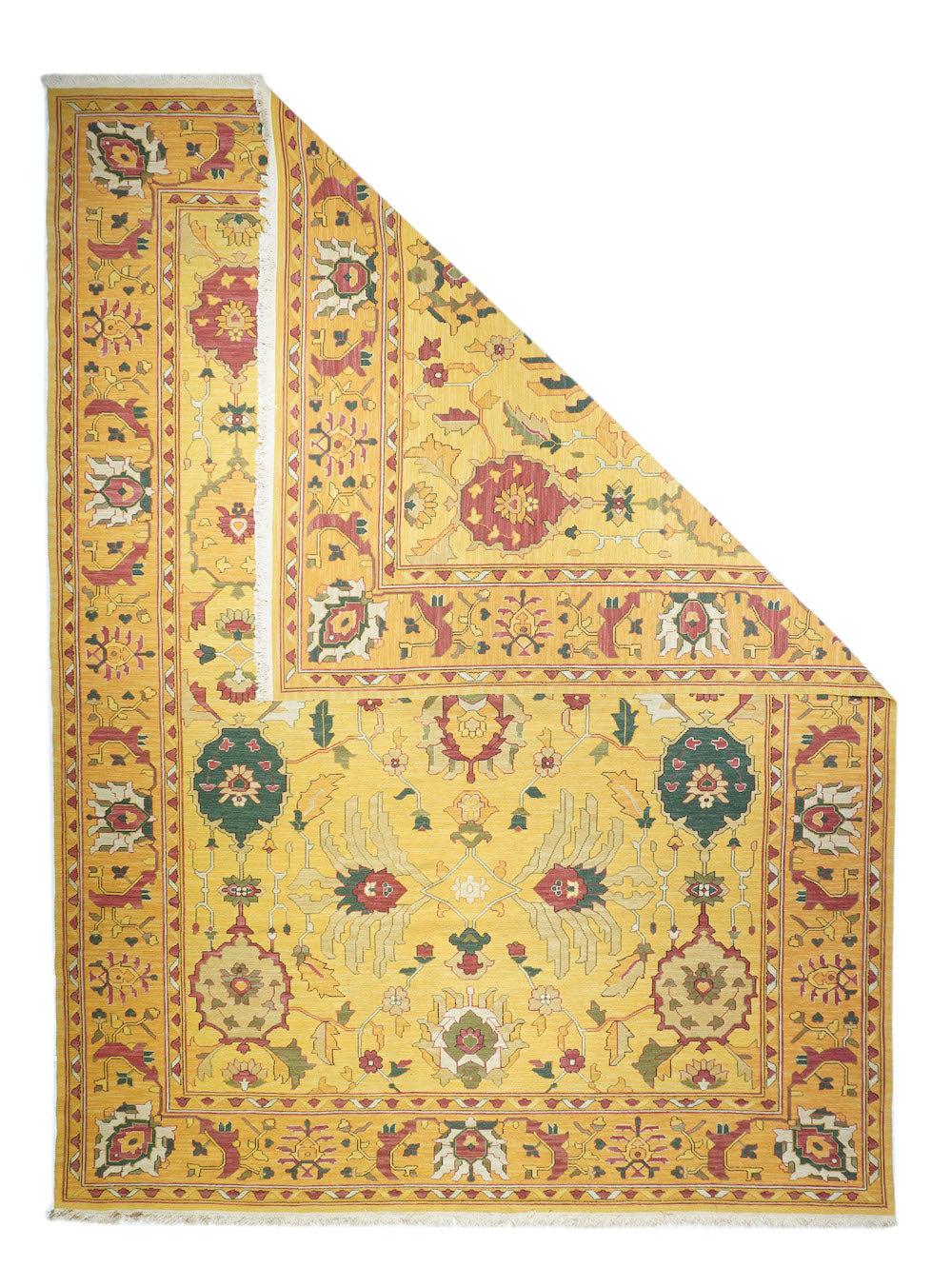 Sumak Teppich 10'0'' x 14'0''. Das Strohfeld zeigt eine Auswahl an zerklüfteten Palmetten, Blütenpalmetten, gepaarten, träge herabhängenden Blütenblattelementen sowie kleinere Blätter, Rosetten und Stängel. Ein markantes Design mit frühen