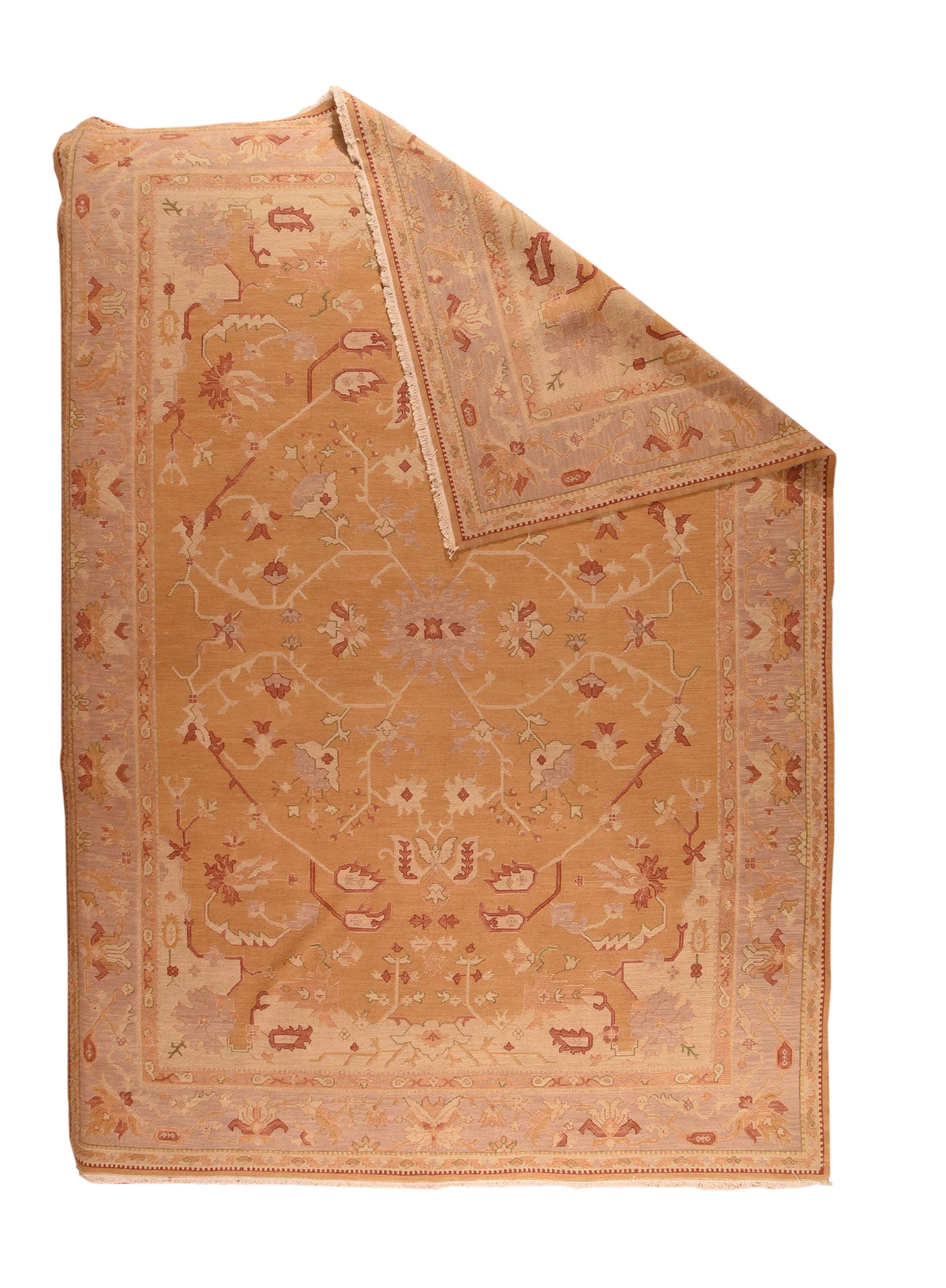 Tappeto Sumak 10'0'' x 14'0''. In uno stile semi-geometrico, con viticci arabescati spezzati, palmette a petali e foglie colorate, il disegno ricorda vagamente alcuni tappeti Heriz, anche se la tavolozza è più sobria. Ampie sezioni terminali