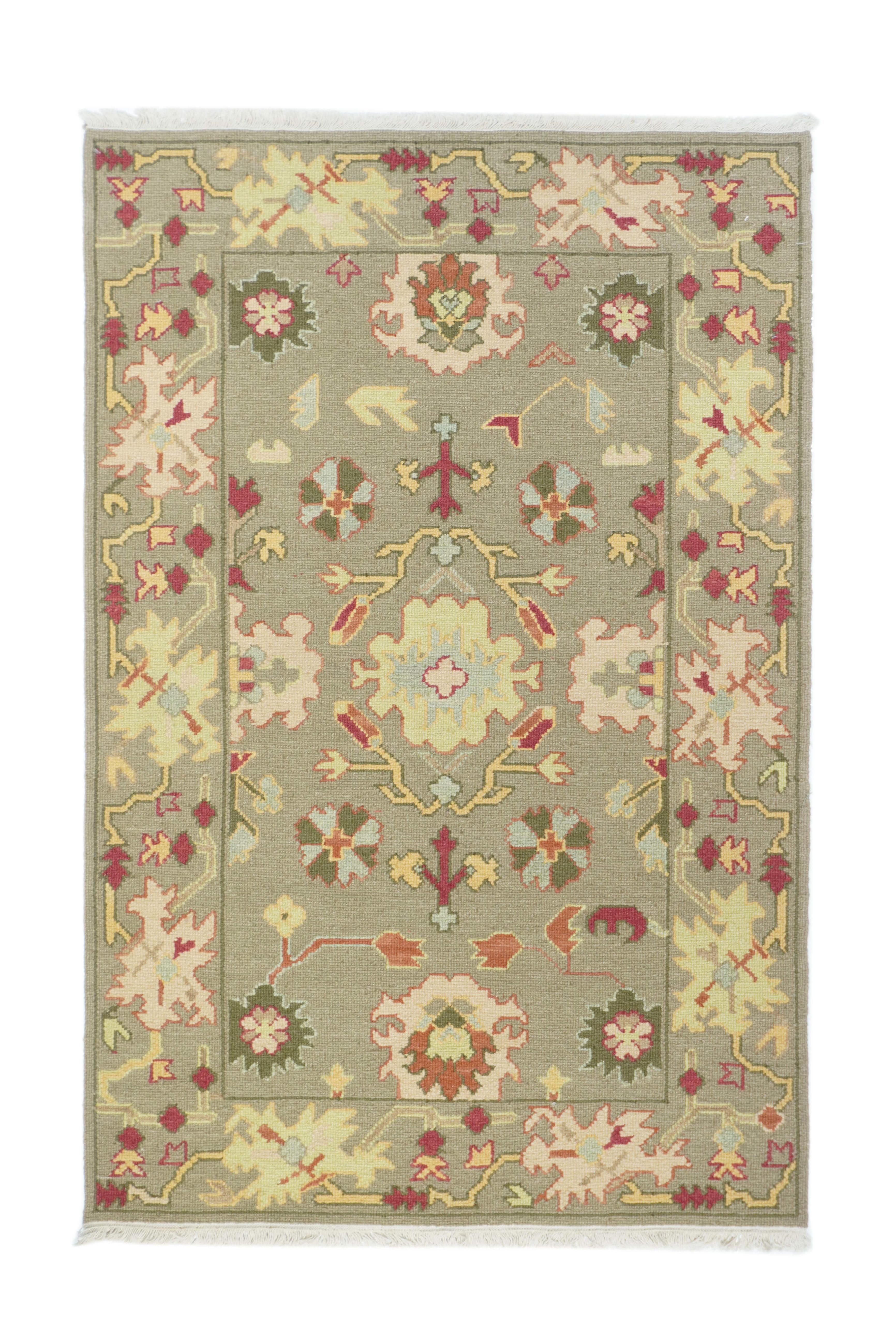 Tapis Sumak 3'0'' x 5'0''.
Une large et unique bordure de palmettes dentelées encadre un champ de même ton avec une rosette centrale de paille lobée et élaborée, entourée de palmettes fractionnées, de rosettes, de fleurs primitives et de courtes