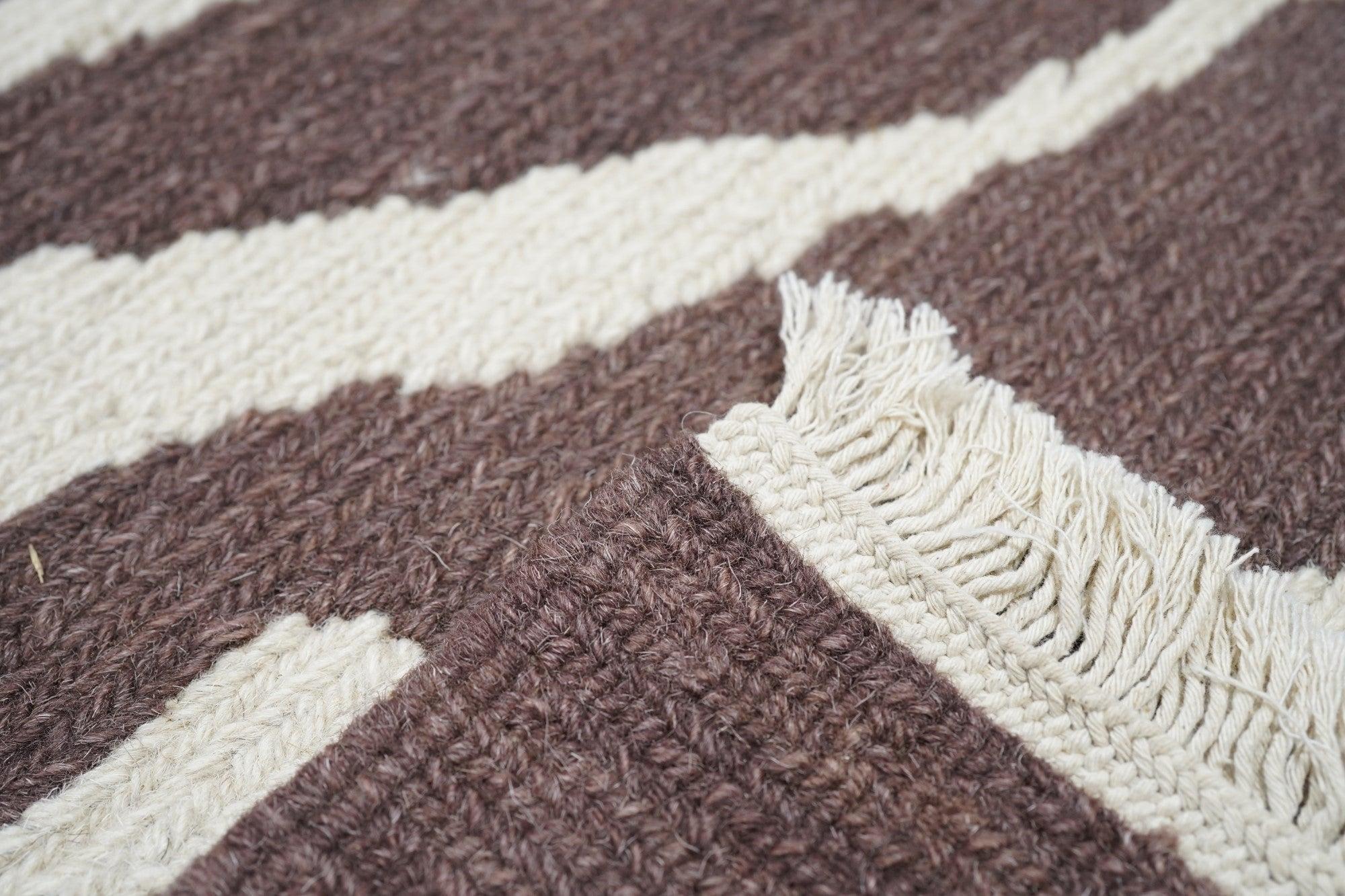 Sumak Rug 3'1'' x 4'11'' For Sale 2