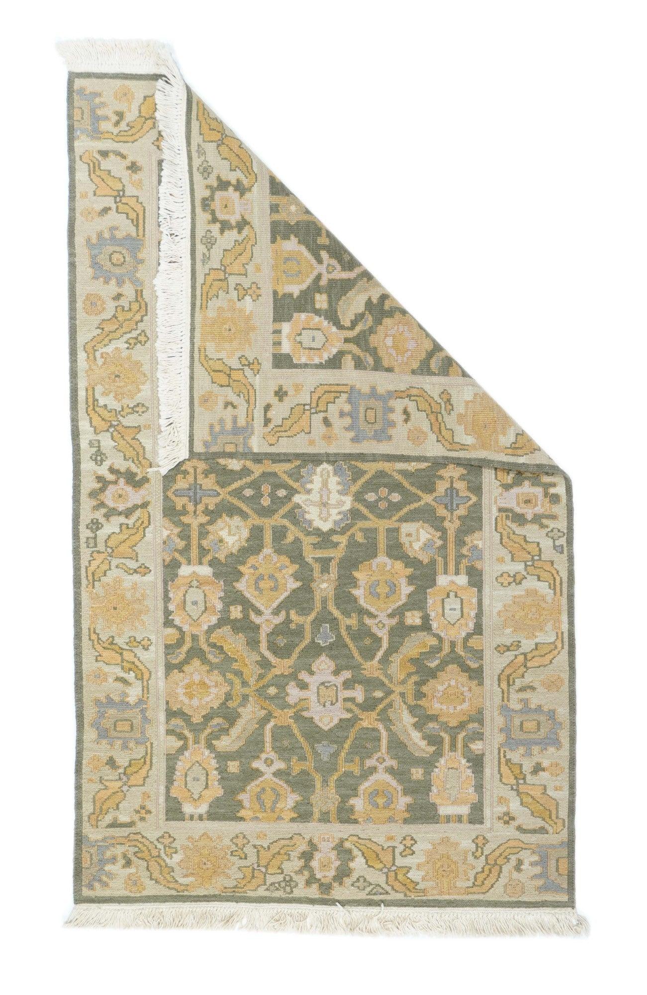 Tappeto Sumak 3'2'' x 5'2''. Una tecnica, piuttosto che un tipo specifico, in cui gli orditi sono avvolti da trame colorate per creare un disegno. Caucasico, turco, persiano e altri tipi. Produce un tappeto piatto, senza pelo, che può essere girato