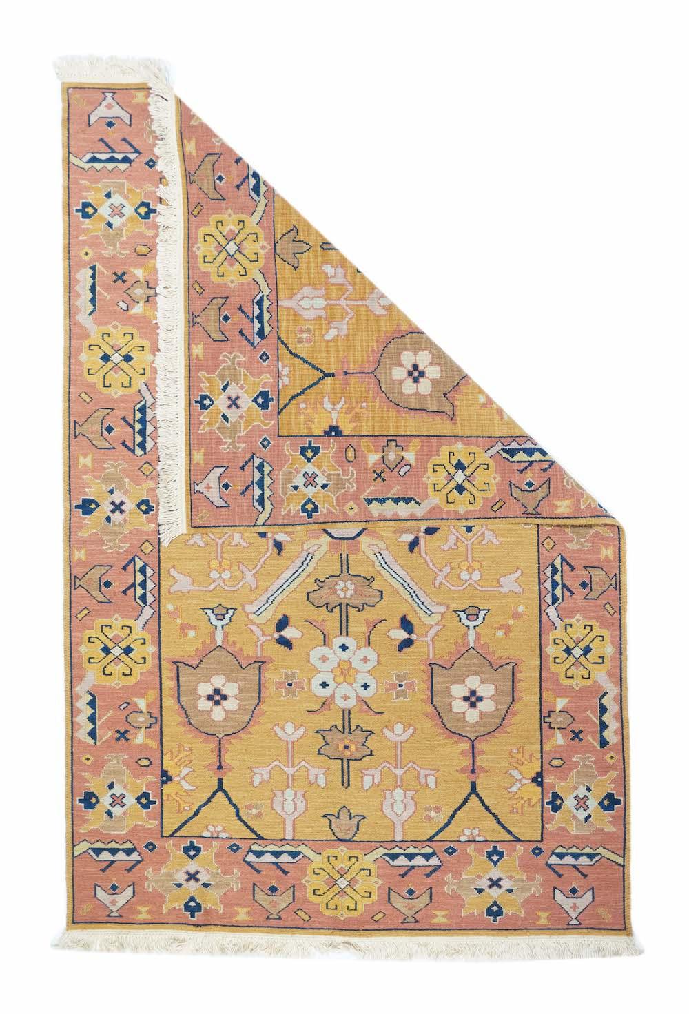 Tappeto Sumak 4'0'' x 6'1''. Il campo dorato abraso mostra un grande motivo a 