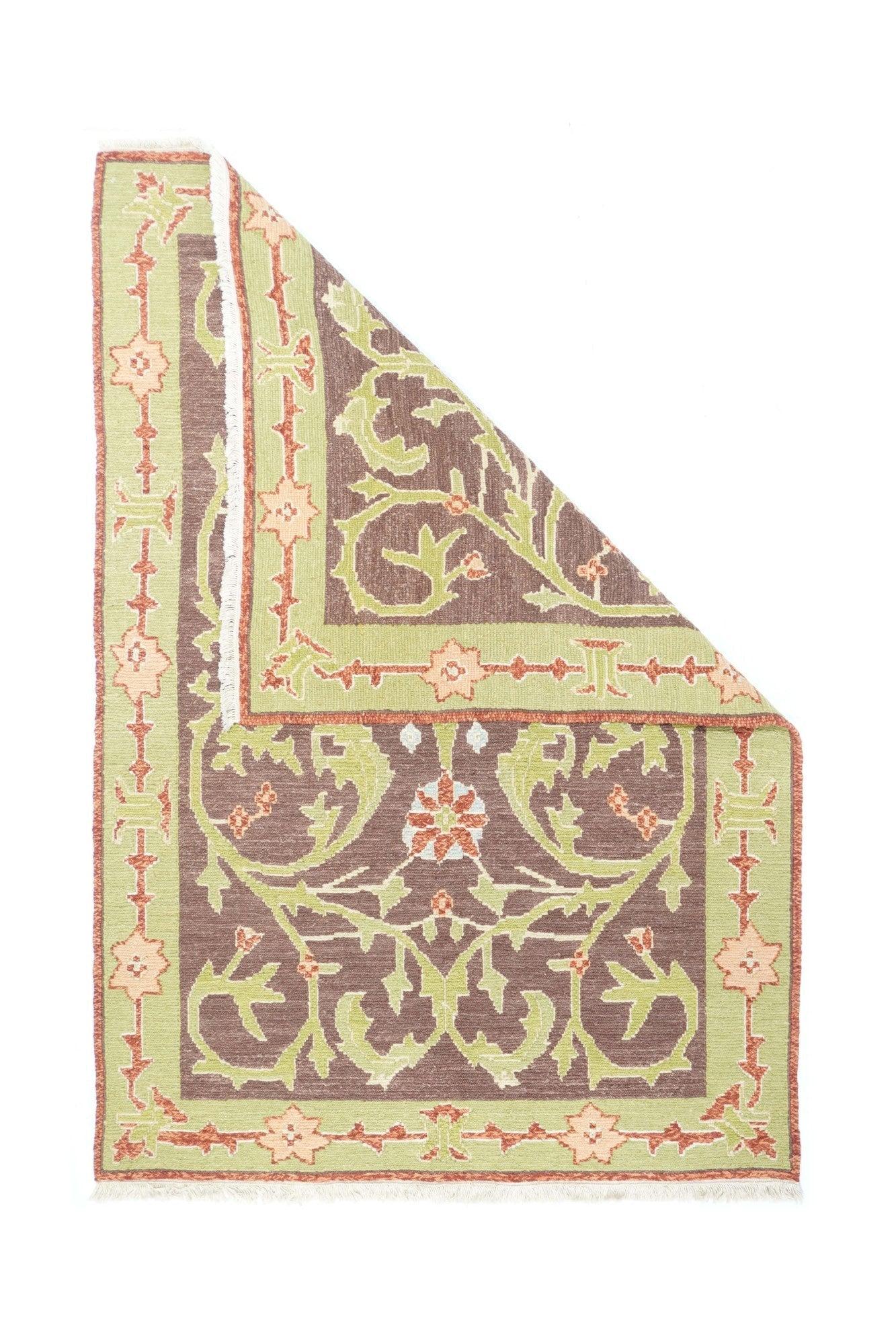 Tappeto Sumak 4'1'' x 5'11''. Una tecnica, piuttosto che un tipo specifico, in cui gli orditi sono avvolti da trame colorate per creare un disegno. Caucasico, turco, persiano e altri tipi. Produce un tappeto piatto, senza pelo, che può essere girato