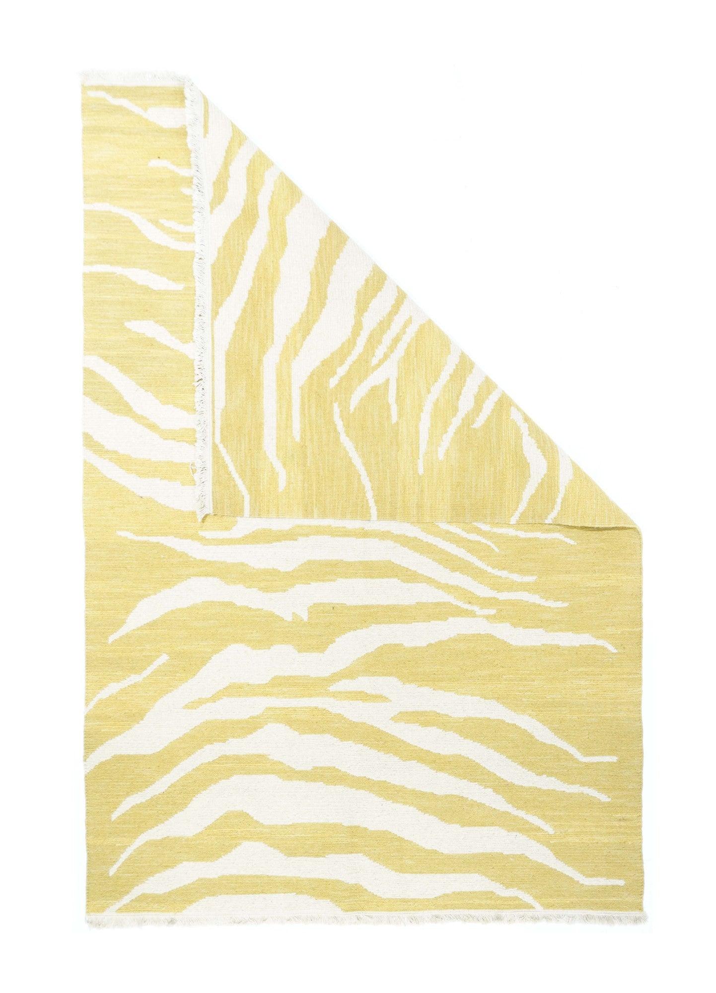 Tapis Sumak 4'1'' x 6'1''. Une technique plutôt qu'un type spécifique, dans laquelle les chaînes sont enveloppées par des trames colorées pour créer un motif. Caucasiens, turcs, persans et autres. Produit une surface plane, un tapis sans poils qui