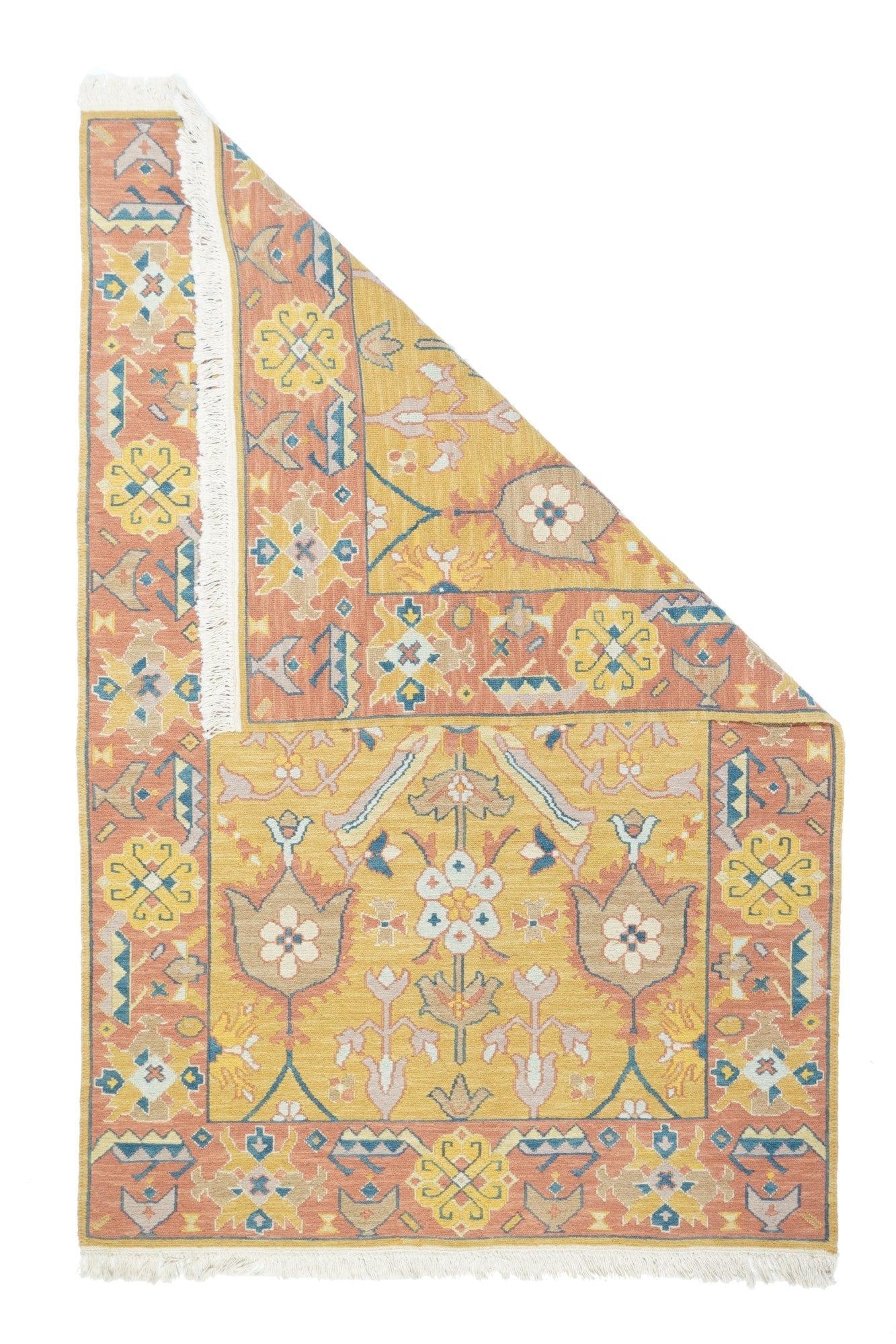 Sumak Teppich 4'1'' x 6'1''. Eher eine Technik als eine bestimmte Art, bei der die Kettfäden mit farbigen Schussfäden umwickelt werden, um ein Muster zu erzeugen. Kaukasische, türkische, persische und andere Typen. Ergibt einen flachen, florfreien