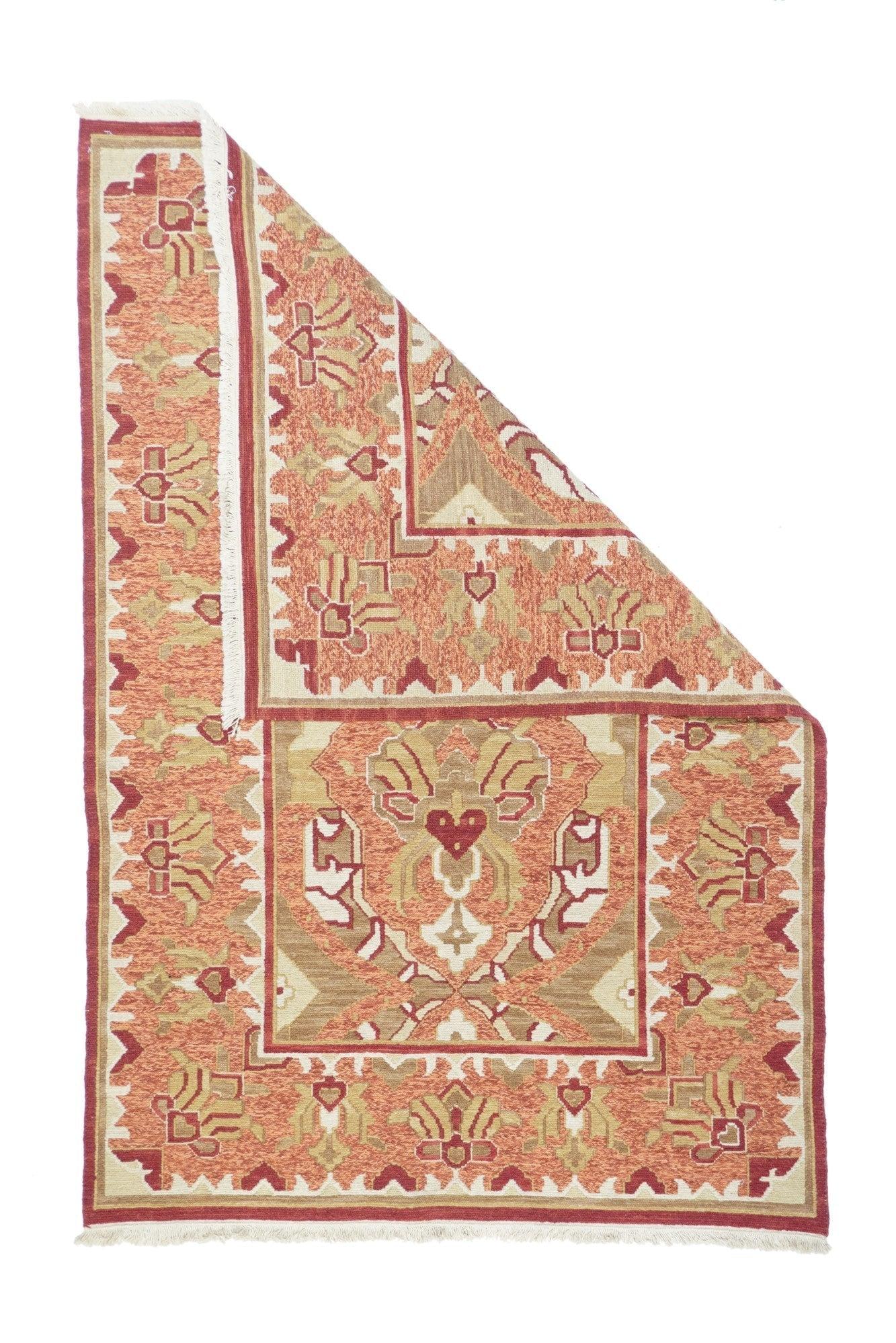 Tappeto Sumak 4'1'' x 6'1''. Una tecnica, piuttosto che un tipo specifico, in cui gli orditi sono avvolti da trame colorate per creare un disegno. Caucasico, turco, persiano e altri tipi. Produce un tappeto piatto, senza pelo, che può essere girato