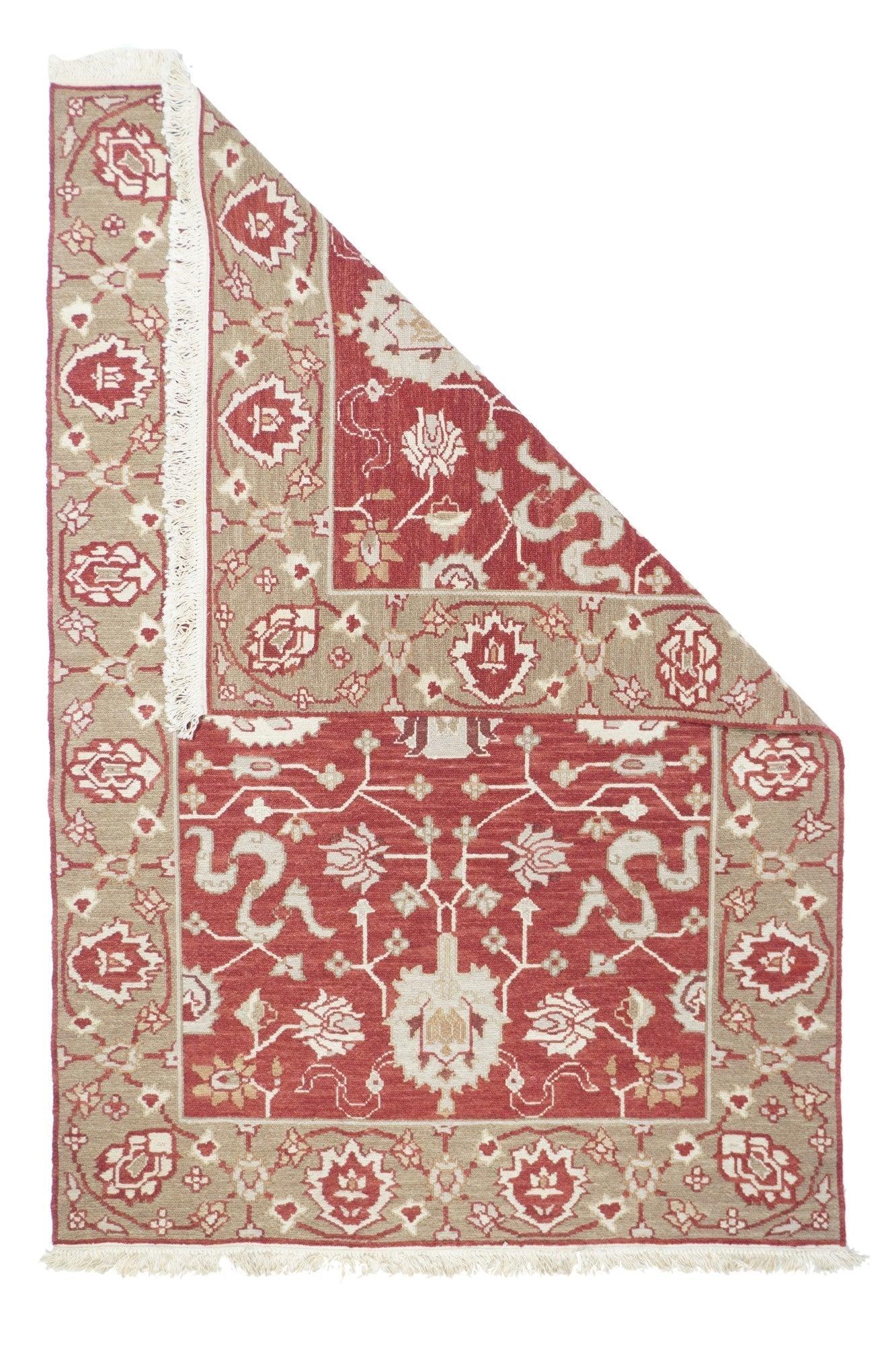 Tappeto Sumak 4'1'' x 6'1''. Una tecnica, piuttosto che un tipo specifico, in cui gli orditi sono avvolti da trame colorate per creare un disegno. Caucasico, turco, persiano e altri tipi. Produce un tappeto piatto, senza pelo, che può essere girato