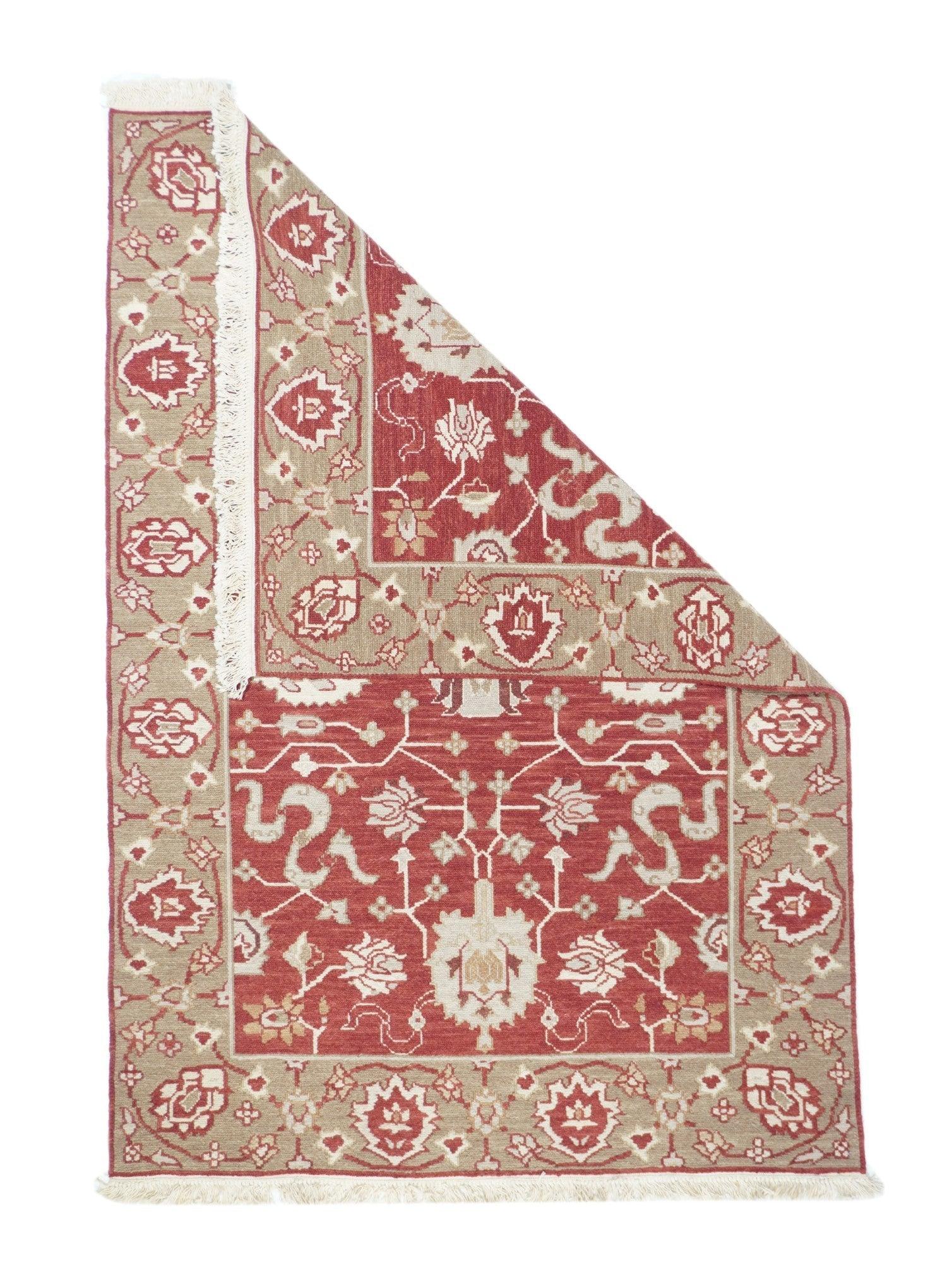 Tappeto Sumak 4'1'' x 6'1''. Una tecnica, piuttosto che un tipo specifico, in cui gli orditi sono avvolti da trame colorate per creare un disegno. Caucasico, turco, persiano e altri tipi. Produce un tappeto piatto, senza pelo, che può essere girato