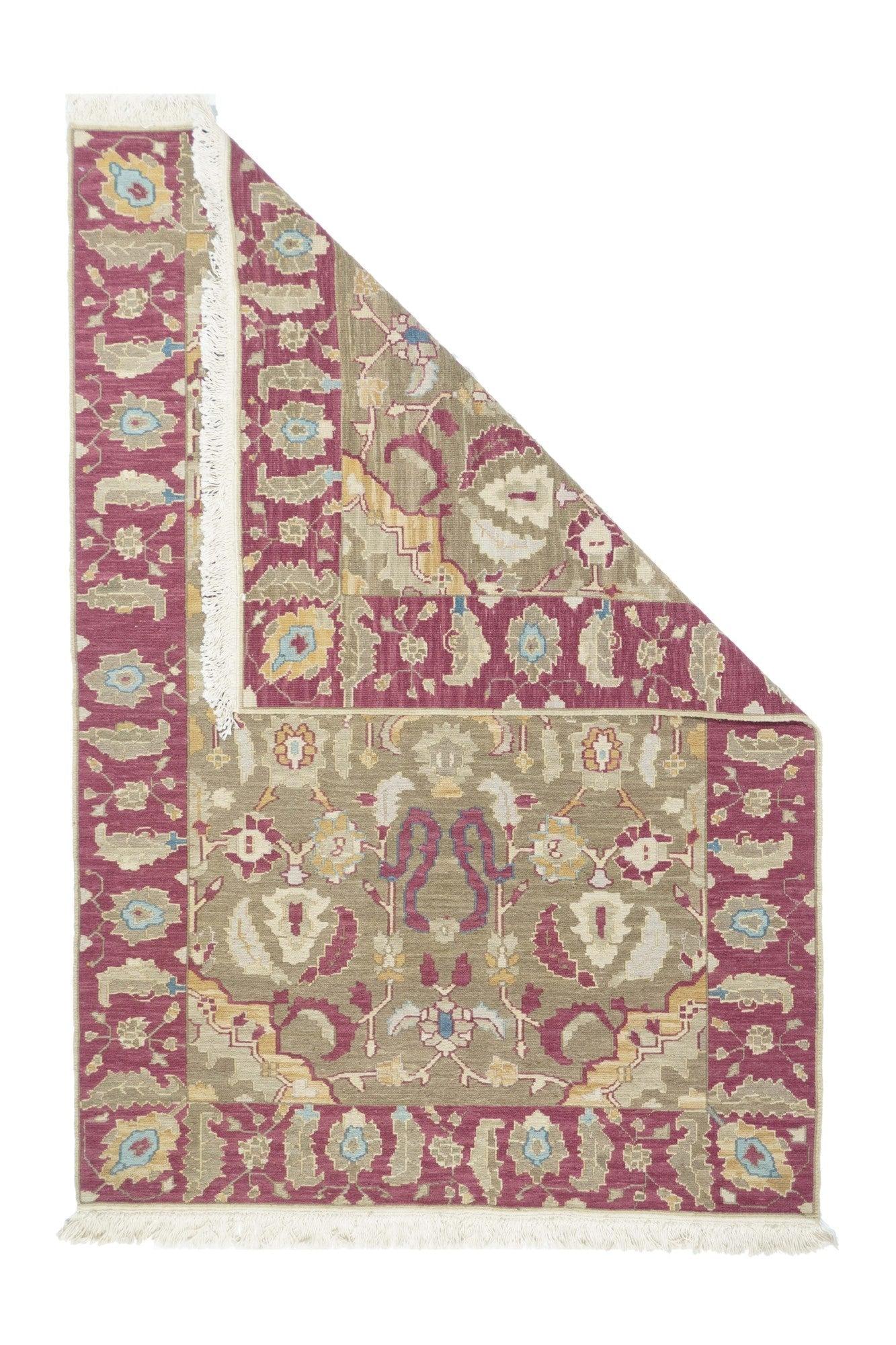 Tappeto Sumak 4'1'' x 6'1''. Una tecnica, piuttosto che un tipo specifico, in cui gli orditi sono avvolti da trame colorate per creare un disegno. Caucasico, turco, persiano e altri tipi. Produce un tappeto piatto, senza pelo, che può essere girato