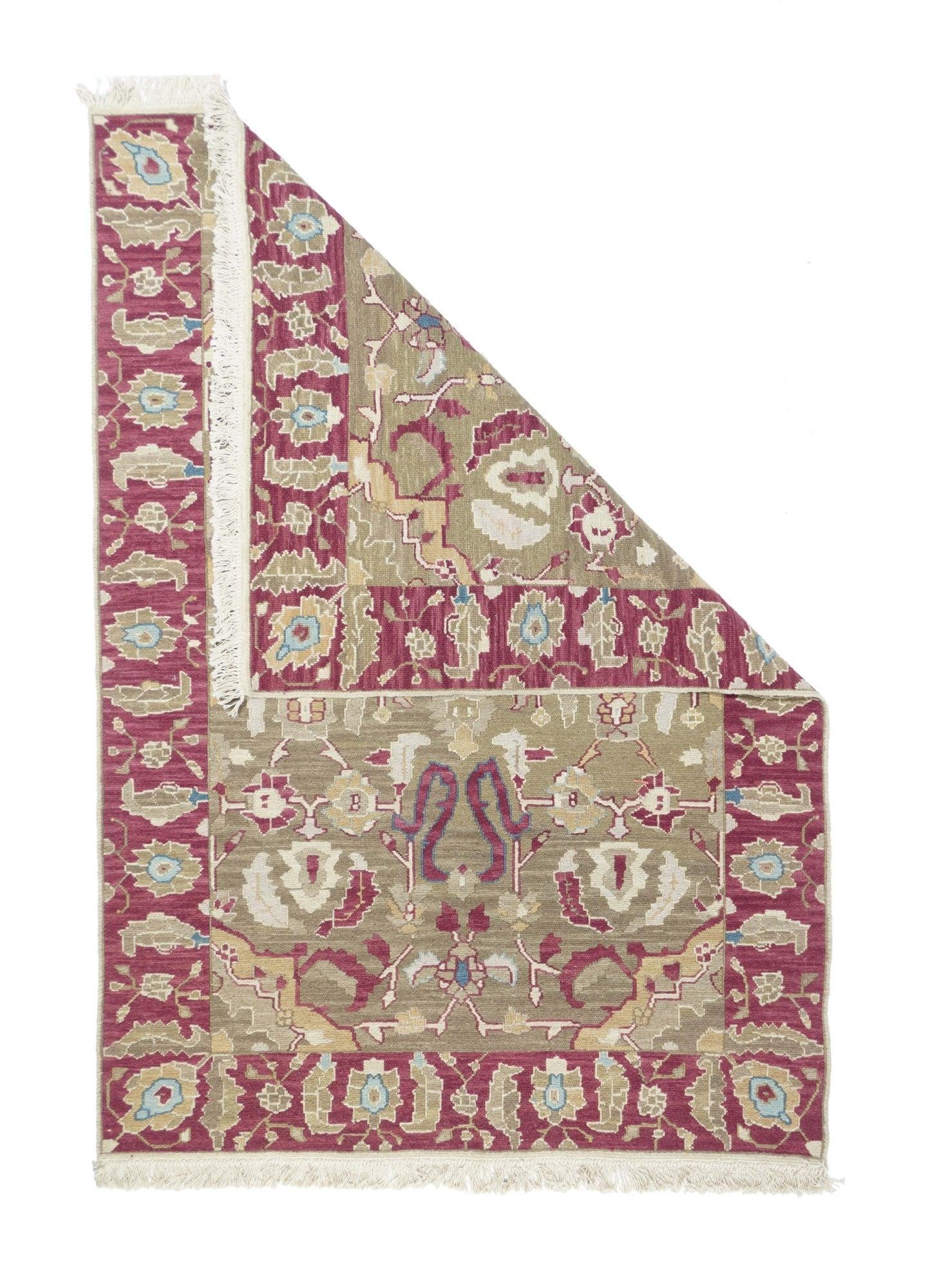 Tappeto Sumak 4'1'' x 6'1''. Una tecnica, piuttosto che un tipo specifico, in cui gli orditi sono avvolti da trame colorate per creare un disegno. Caucasico, turco, persiano e altri tipi. Produce un tappeto piatto, senza pelo, che può essere girato