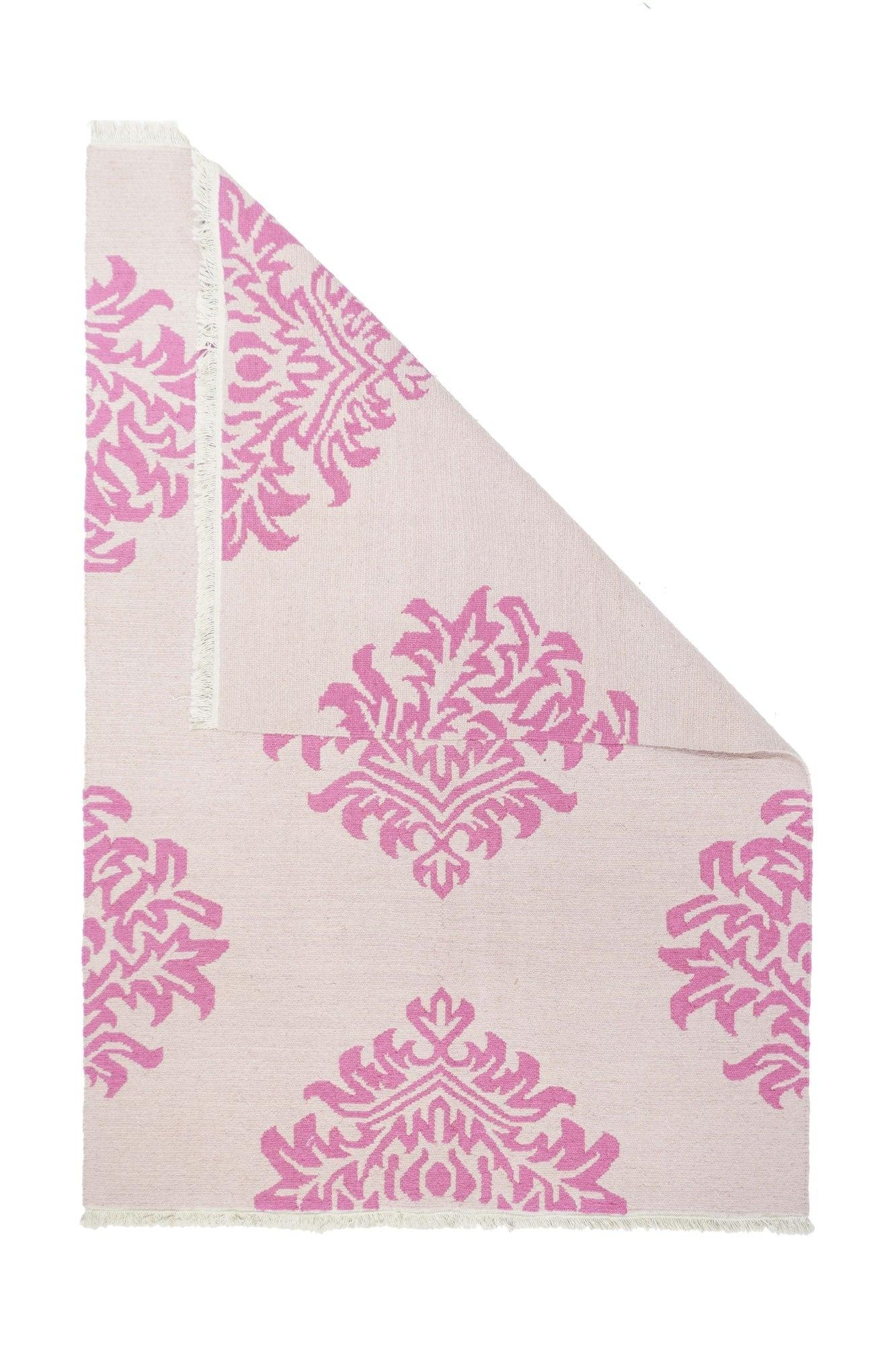 Tappeto Sumak 4'1'' x 6'1''. Una tecnica, piuttosto che un tipo specifico, in cui gli orditi sono avvolti da trame colorate per creare un disegno. Caucasico, turco, persiano e altri tipi. Produce un tappeto piatto, senza pelo, che può essere girato