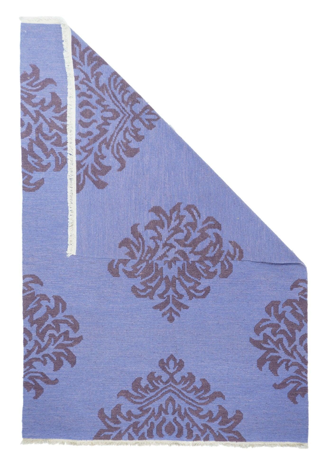 Tappeto Sumak 4'1'' x 6'1''. Una tecnica, piuttosto che un tipo specifico, in cui gli orditi sono avvolti da trame colorate per creare un disegno. Caucasico, turco, persiano e altri tipi. Produce un tappeto piatto, senza pelo, che può essere girato