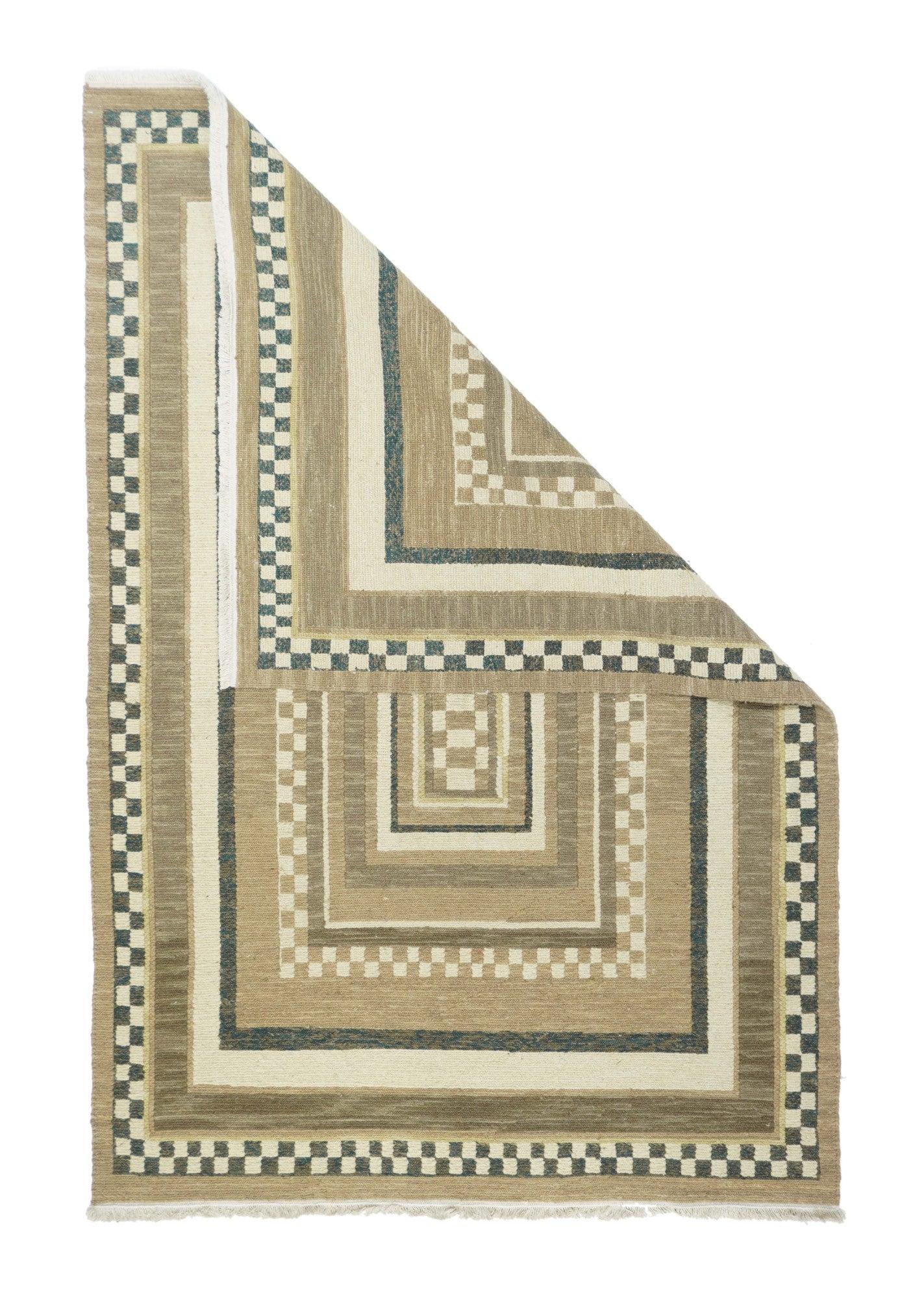 Sumak Teppich 4'1'' x 6'1''. Eher eine Technik als eine bestimmte Art, bei der die Kettfäden mit farbigen Schussfäden umwickelt werden, um ein Muster zu erzeugen. Kaukasische, türkische, persische und andere Typen. Ergibt einen flachen, florfreien