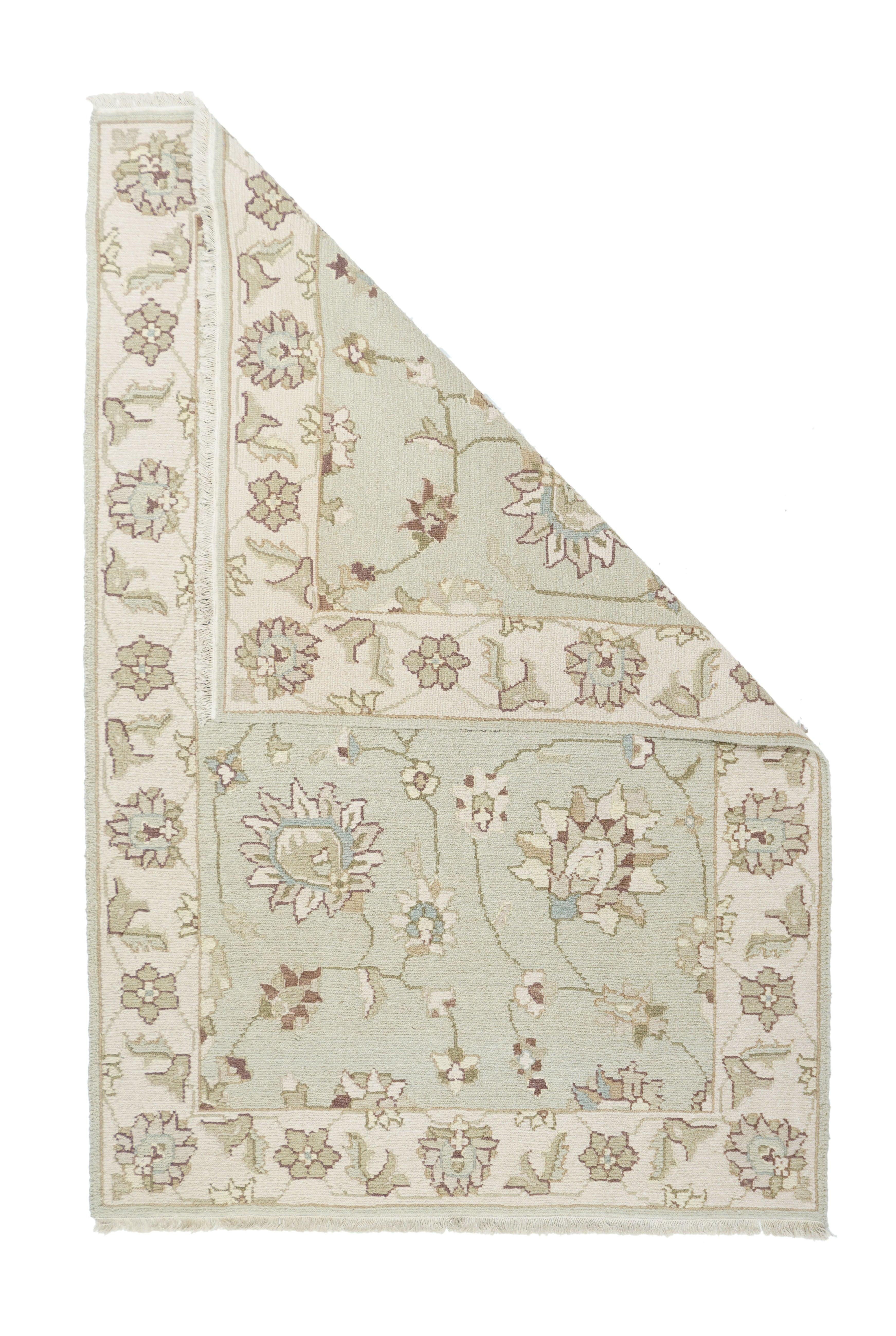 Tappeto Sumak 4'1'' x 6'1''. Una tecnica, piuttosto che un tipo specifico, in cui gli orditi sono avvolti da trame colorate per creare un disegno. Caucasico, turco, persiano e altri tipi. Produce un tappeto piatto, senza pelo, che può essere girato