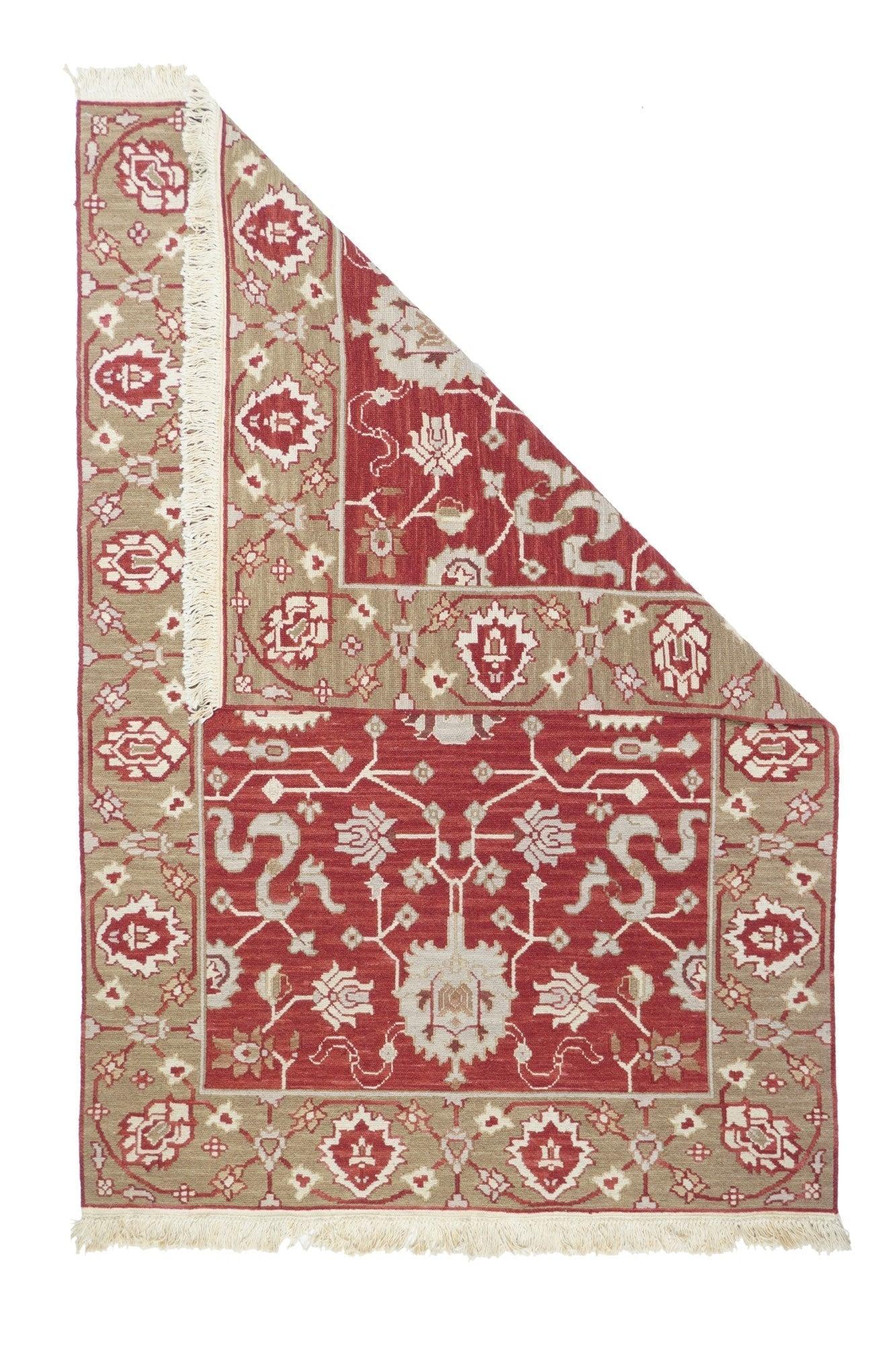Tappeto Sumak 4'1'' x 6'1''. Una tecnica, piuttosto che un tipo specifico, in cui gli orditi sono avvolti da trame colorate per creare un disegno. Caucasico, turco, persiano e altri tipi. Produce un tappeto piatto, senza pelo, che può essere girato