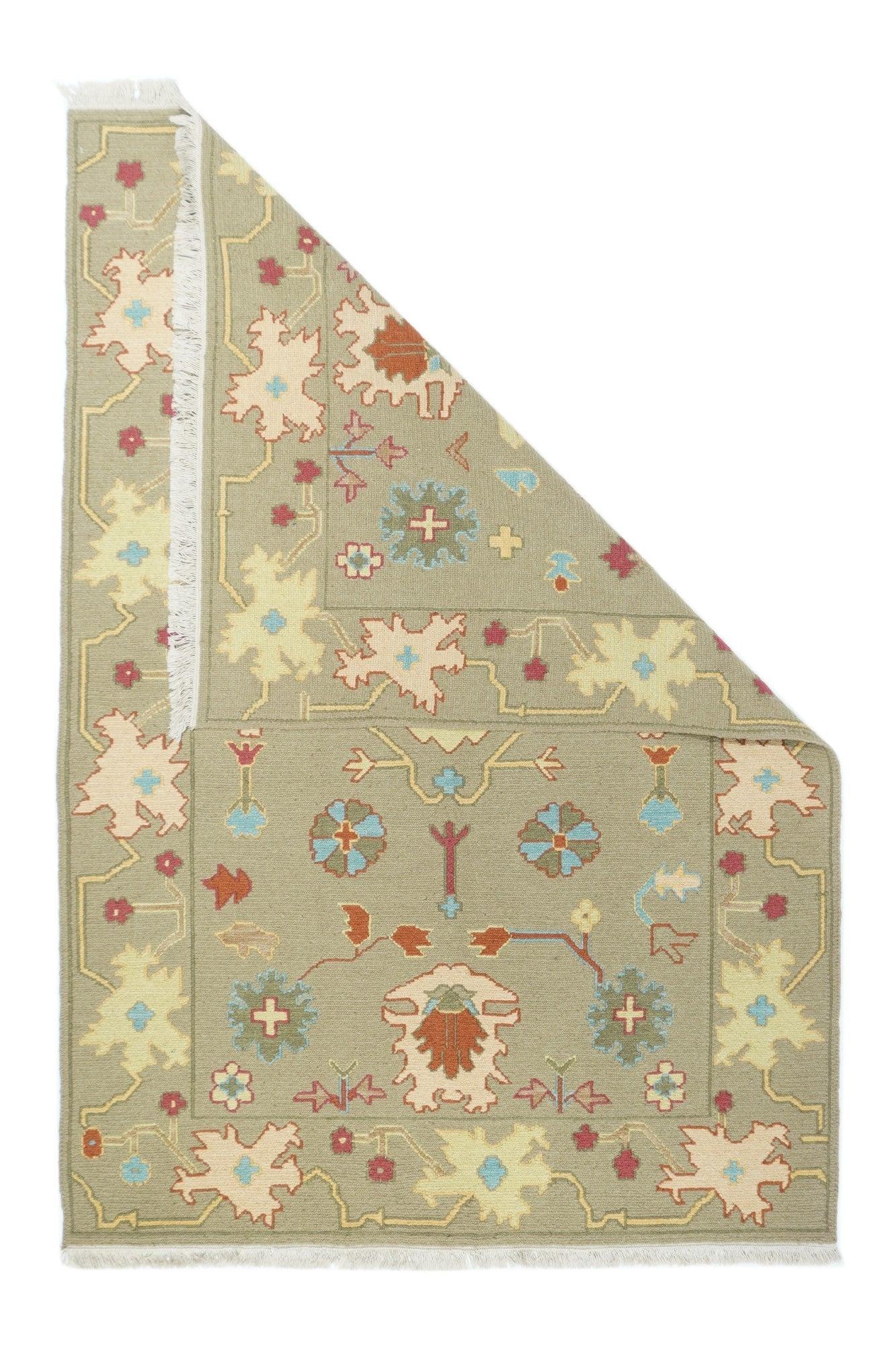 Tappeto Sumak 4'1'' x 6'1''. Una tecnica, piuttosto che un tipo specifico, in cui gli orditi sono avvolti da trame colorate per creare un disegno. Caucasico, turco, persiano e altri tipi. Produce un tappeto piatto, senza pelo, che può essere girato