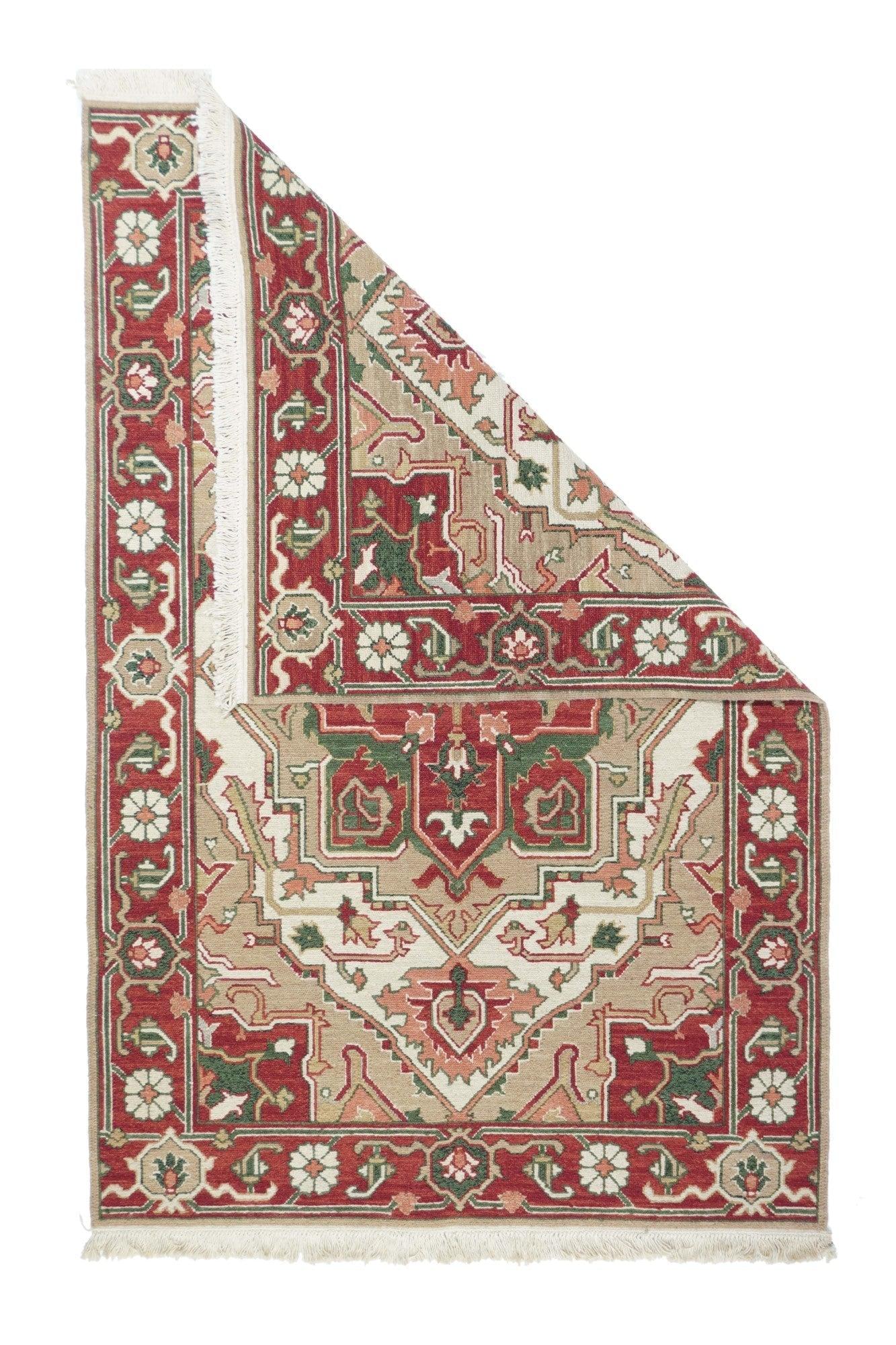 Tappeto Sumak 4'1'' x 6'1''. Una tecnica, piuttosto che un tipo specifico, in cui gli orditi sono avvolti da trame colorate per creare un disegno. Caucasico, turco, persiano e altri tipi. Produce un tappeto piatto, senza pelo, che può essere girato