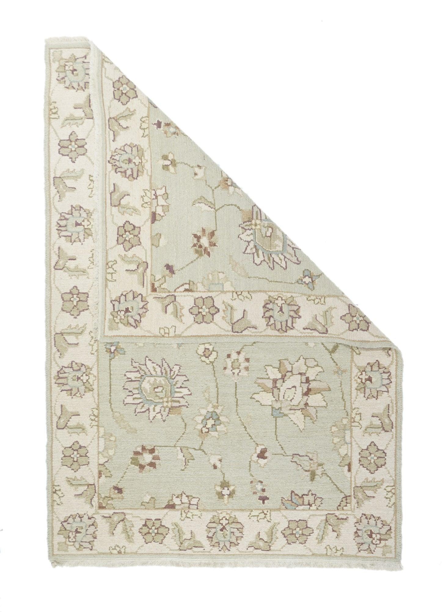 Tappeto Sumak 4'1'' x 6'1''. Una tecnica, piuttosto che un tipo specifico, in cui gli orditi sono avvolti da trame colorate per creare un disegno. Caucasico, turco, persiano e altri tipi. Produce un tappeto piatto, senza pelo, che può essere girato