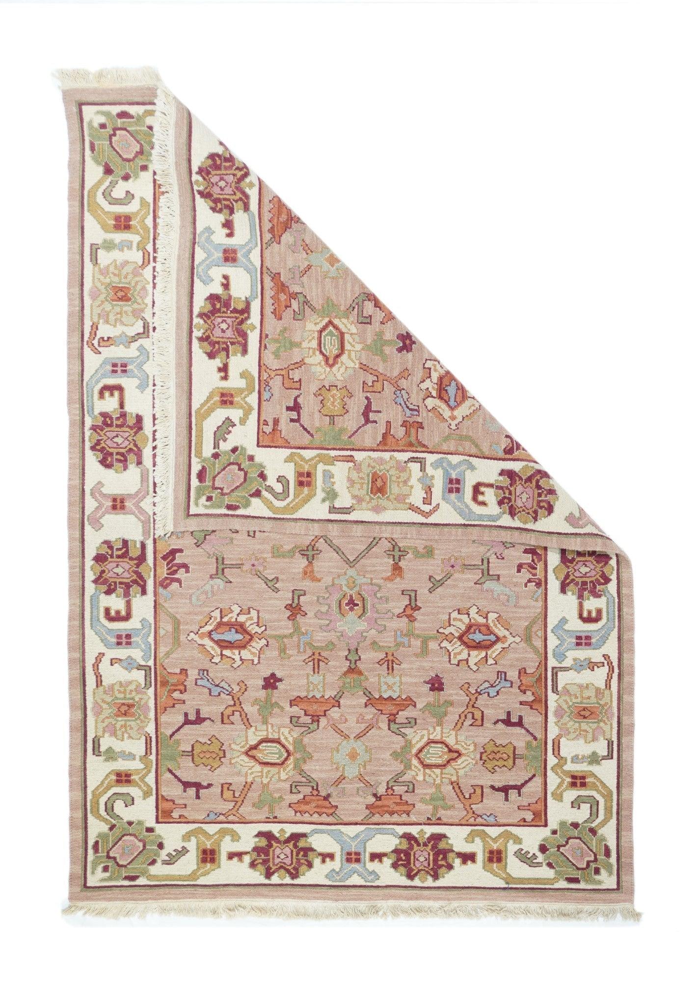 Tappeto Sumak 4'1'' x 6'1''. Una tecnica, piuttosto che un tipo specifico, in cui gli orditi sono avvolti da trame colorate per creare un disegno. Caucasico, turco, persiano e altri tipi. Produce un tappeto piatto, senza pelo, che può essere girato