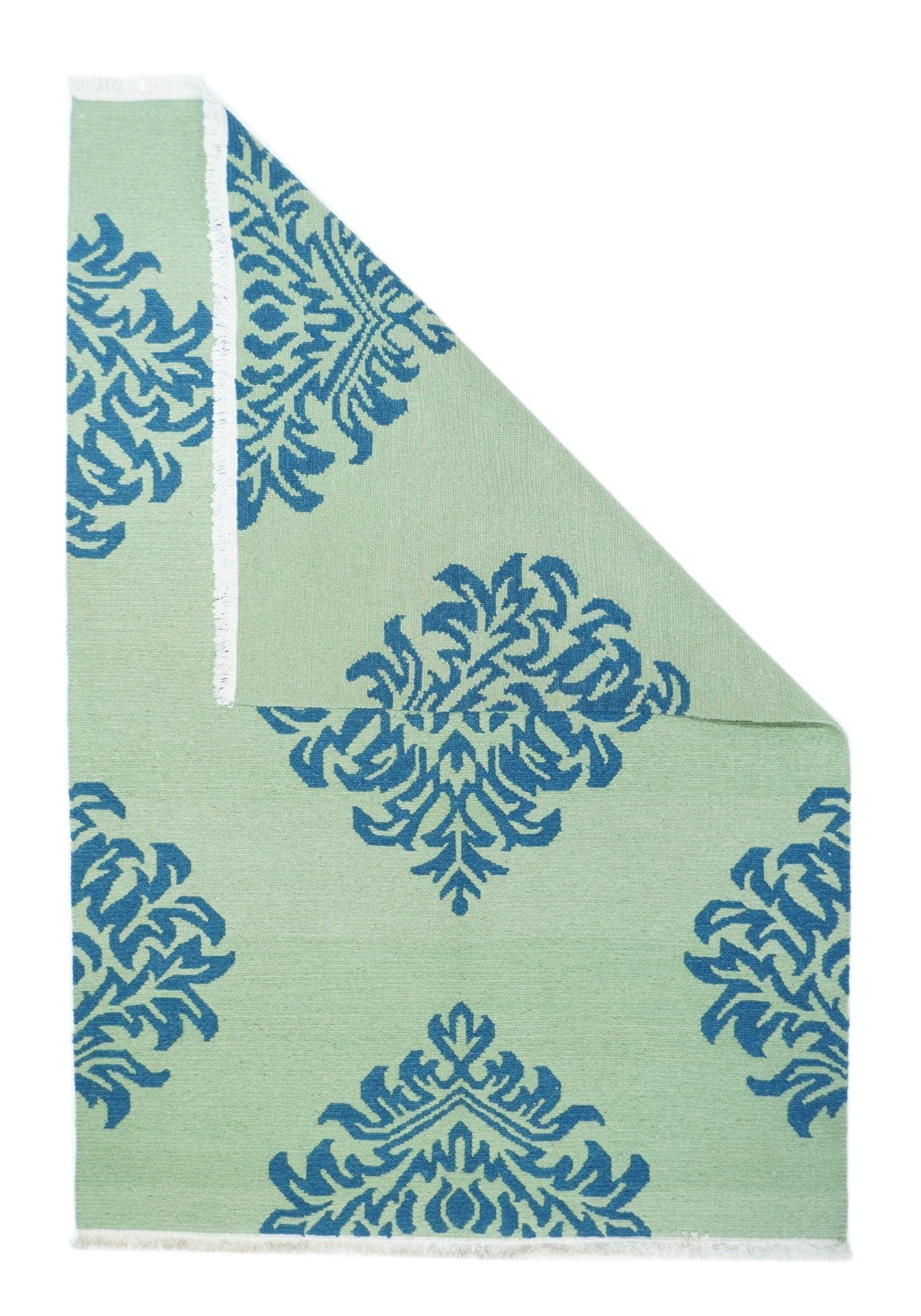 Tappeto Sumak 4'1'' x 6'1''. Una tecnica, piuttosto che un tipo specifico, in cui gli orditi sono avvolti da trame colorate per creare un disegno. Caucasico, turco, persiano e altri tipi. Produce un tappeto piatto, senza pelo, che può essere girato