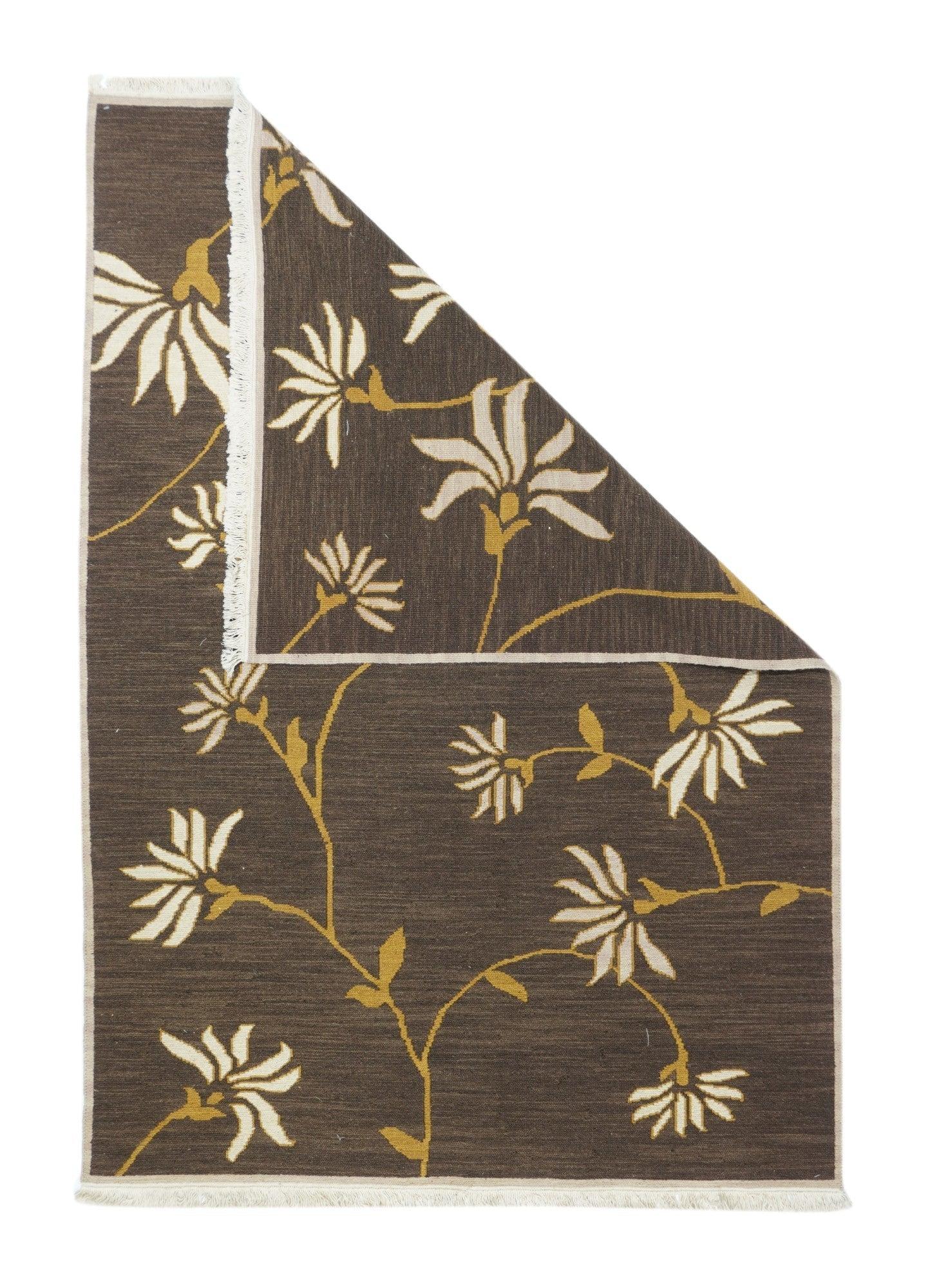 Tappeto Sumak 4'1'' x 6'1''. Una tecnica, piuttosto che un tipo specifico, in cui gli orditi sono avvolti da trame colorate per creare un disegno. Caucasico, turco, persiano e altri tipi. Produce un tappeto piatto, senza pelo, che può essere girato