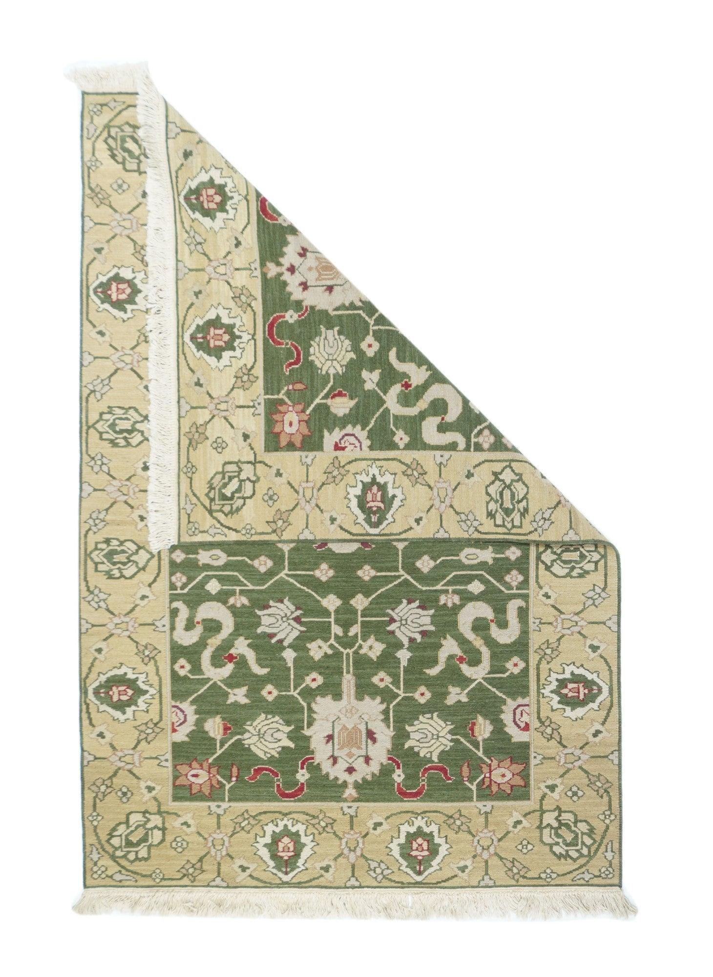 Sumak Teppich 4'1'' x 6'1''. Eher eine Technik als eine bestimmte Art, bei der die Kettfäden mit farbigen Schussfäden umwickelt werden, um ein Muster zu erzeugen. Kaukasische, türkische, persische und andere Typen. Ergibt einen flachen, florfreien