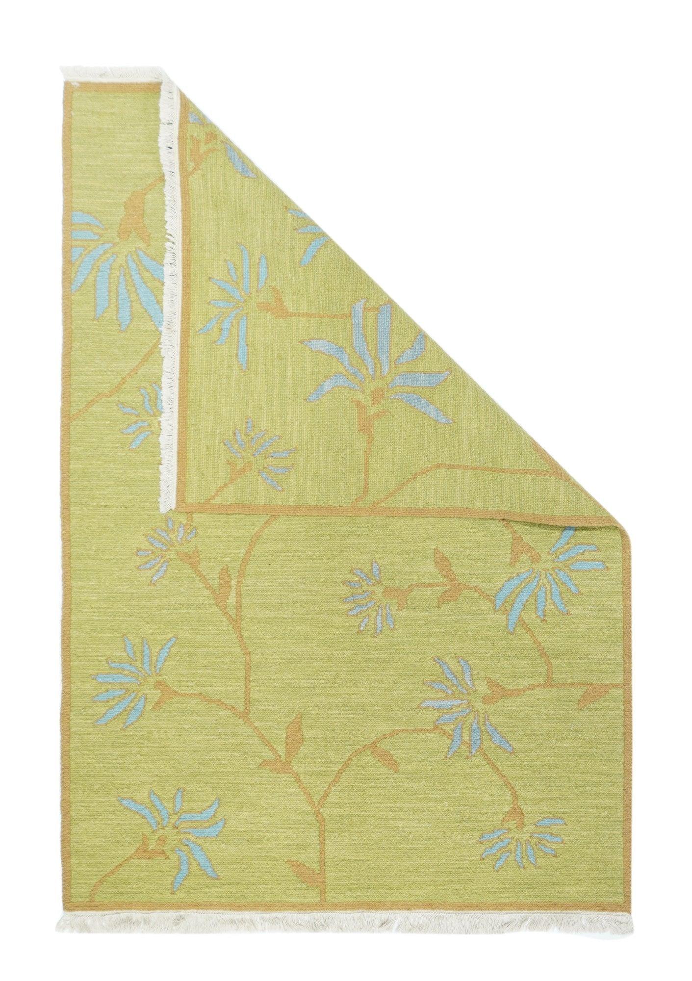 Tappeto Sumak 4'1'' x 6'1''. Una tecnica, piuttosto che un tipo specifico, in cui gli orditi sono avvolti da trame colorate per creare un disegno. Caucasico, turco, persiano e altri tipi. Produce un tappeto piatto, senza pelo, che può essere girato
