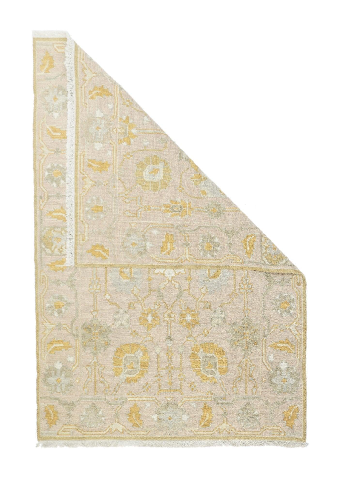 Tapis Sumak 4'1'' x 6'1''. Une technique plutôt qu'un type spécifique, dans laquelle les chaînes sont enveloppées par des trames colorées pour créer un motif. Caucasiens, turcs, persans et autres. Produit une surface plane, un tapis sans poils qui