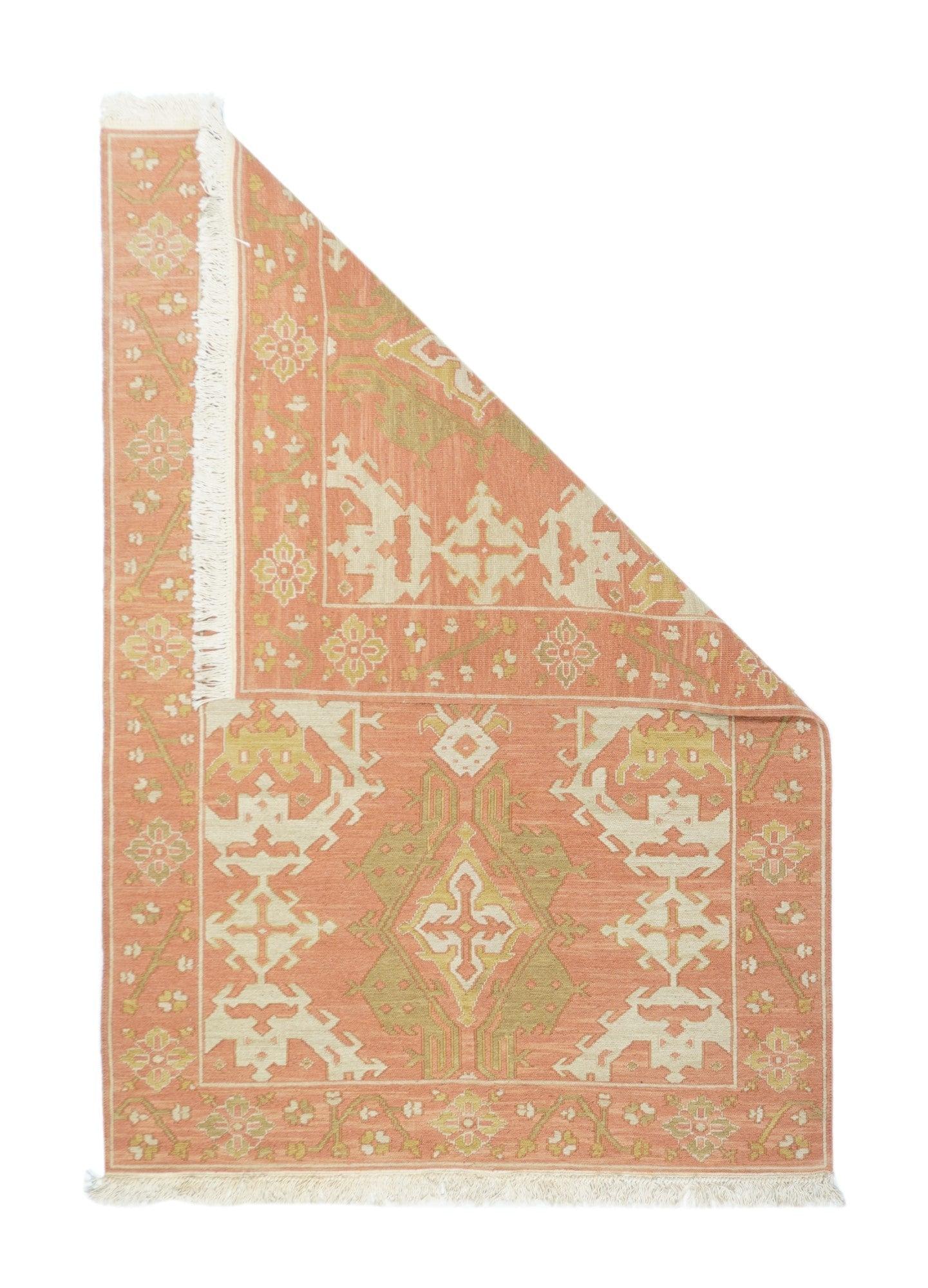 Tappeto Sumak 4'1'' x 6'1''. Una tecnica, piuttosto che un tipo specifico, in cui gli orditi sono avvolti da trame colorate per creare un disegno. Caucasico, turco, persiano e altri tipi. Produce un tappeto piatto, senza pelo, che può essere girato