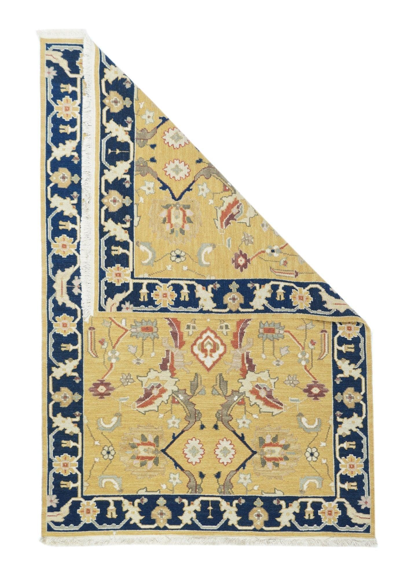 Tappeto Sumak 4'1'' x 6'1''. Una tecnica, piuttosto che un tipo specifico, in cui gli orditi sono avvolti da trame colorate per creare un disegno. Caucasico, turco, persiano e altri tipi. Produce un tappeto piatto, senza pelo, che può essere girato