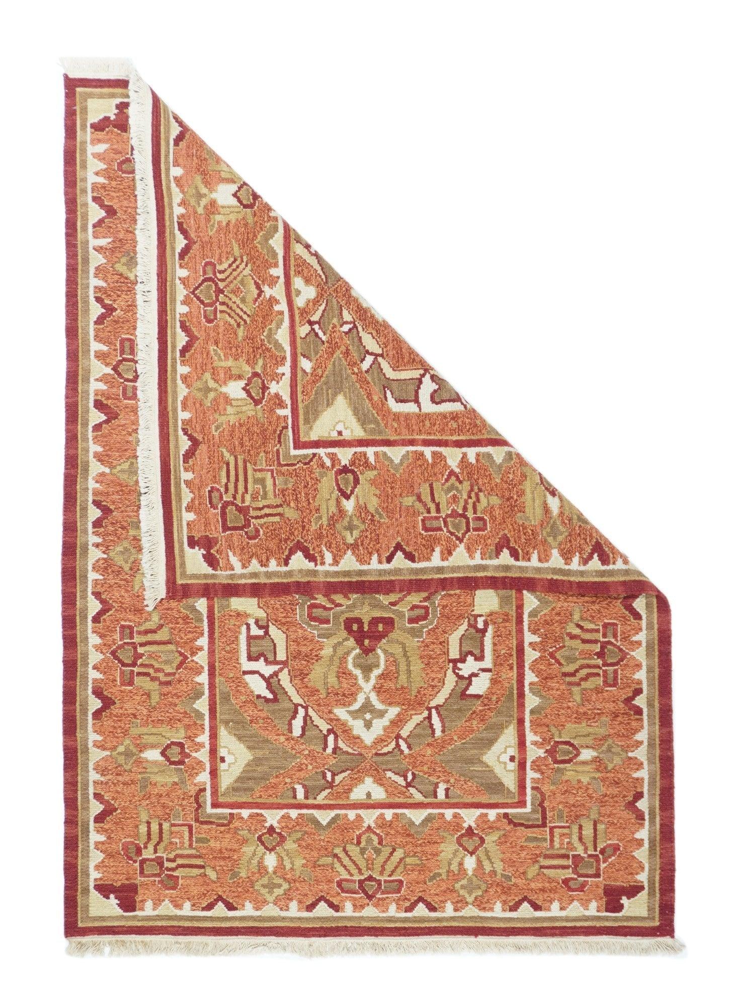 Tappeto Sumak 4'1'' x 6'1''. Una tecnica, piuttosto che un tipo specifico, in cui gli orditi sono avvolti da trame colorate per creare un disegno. Caucasico, turco, persiano e altri tipi. Produce un tappeto piatto, senza pelo, che può essere girato
