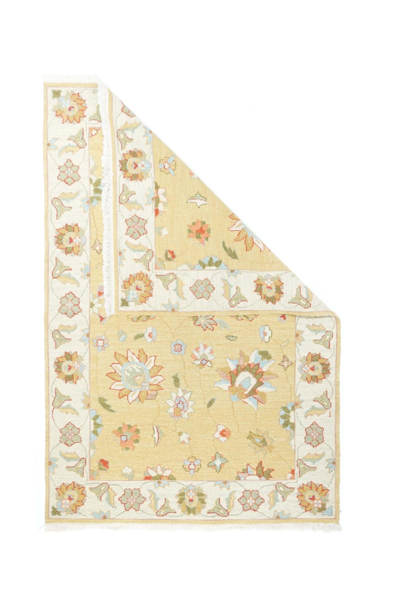 Tappeto Sumak 4'1'' x 6'1''. Una tecnica, piuttosto che un tipo specifico, in cui gli orditi sono avvolti da trame colorate per creare un disegno. Caucasico, turco, persiano e altri tipi. Produce un tappeto piatto, senza pelo, che può essere girato