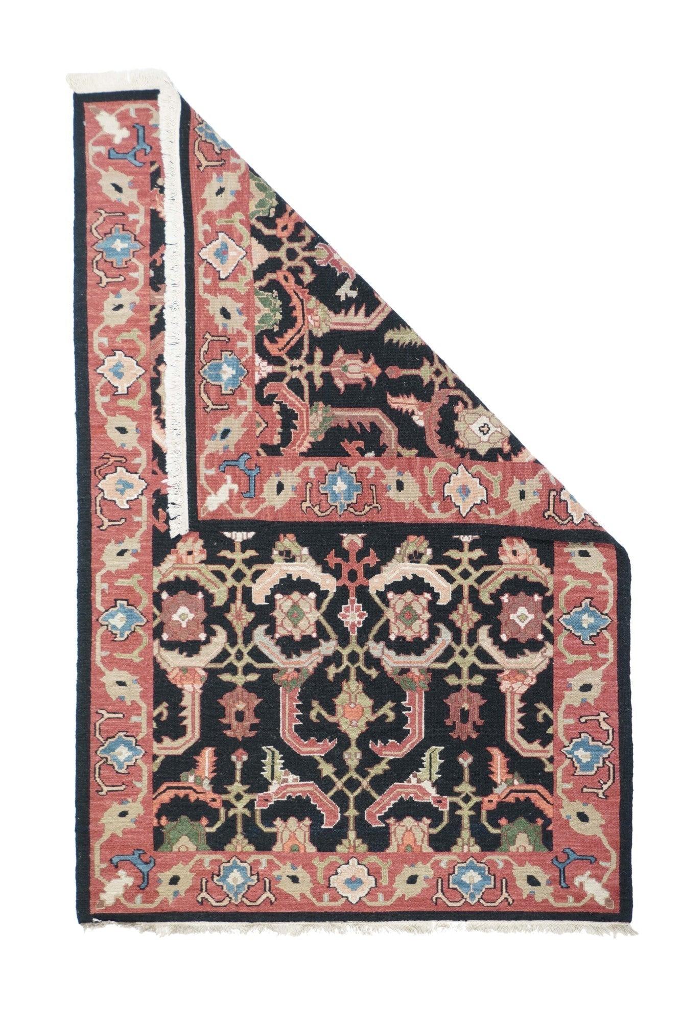 Tappeto Sumak 4'1'' x 6'1''. Una tecnica, piuttosto che un tipo specifico, in cui gli orditi sono avvolti da trame colorate per creare un disegno. Caucasico, turco, persiano e altri tipi. Produce un tappeto piatto, senza pelo, che può essere girato