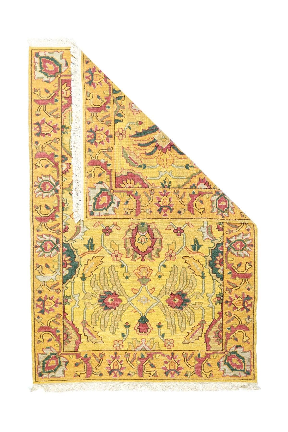 Tappeto Sumak 4'1'' x 6'1''. Una tecnica, piuttosto che un tipo specifico, in cui gli orditi sono avvolti da trame colorate per creare un disegno. Caucasico, turco, persiano e altri tipi.  Produce un tappeto piatto, senza pelo, che può essere girato