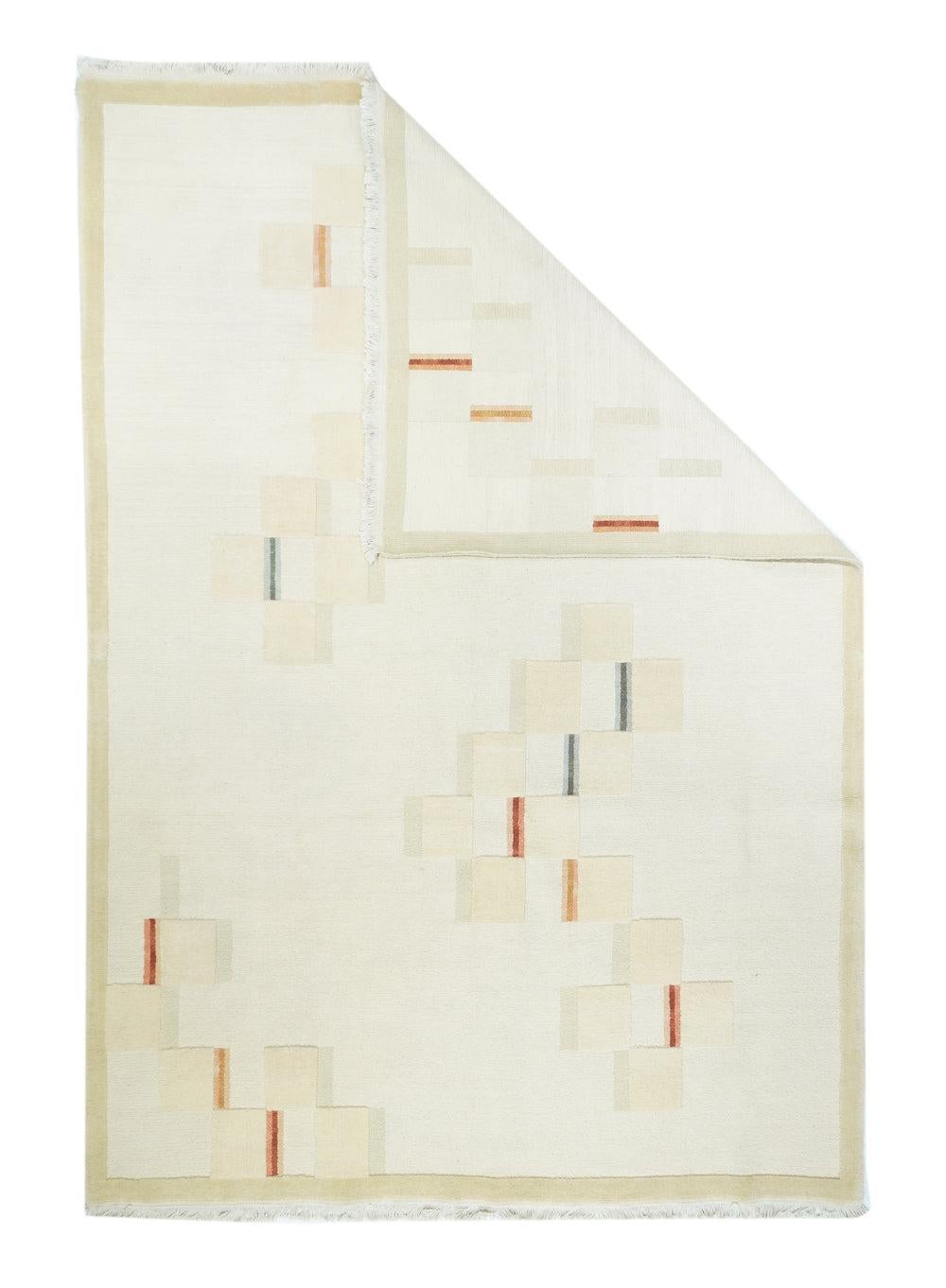Tappeto Sumak 6'0'' x 9'0''. Questa moderna e astratta trama piatta turca presenta un disegno tono su tono di quadrati di paglia e di ecrù, accentuati da strette barre verticali in ruggine e marrone, disposte a V aperte e sfalsate. Bordo stretto e
