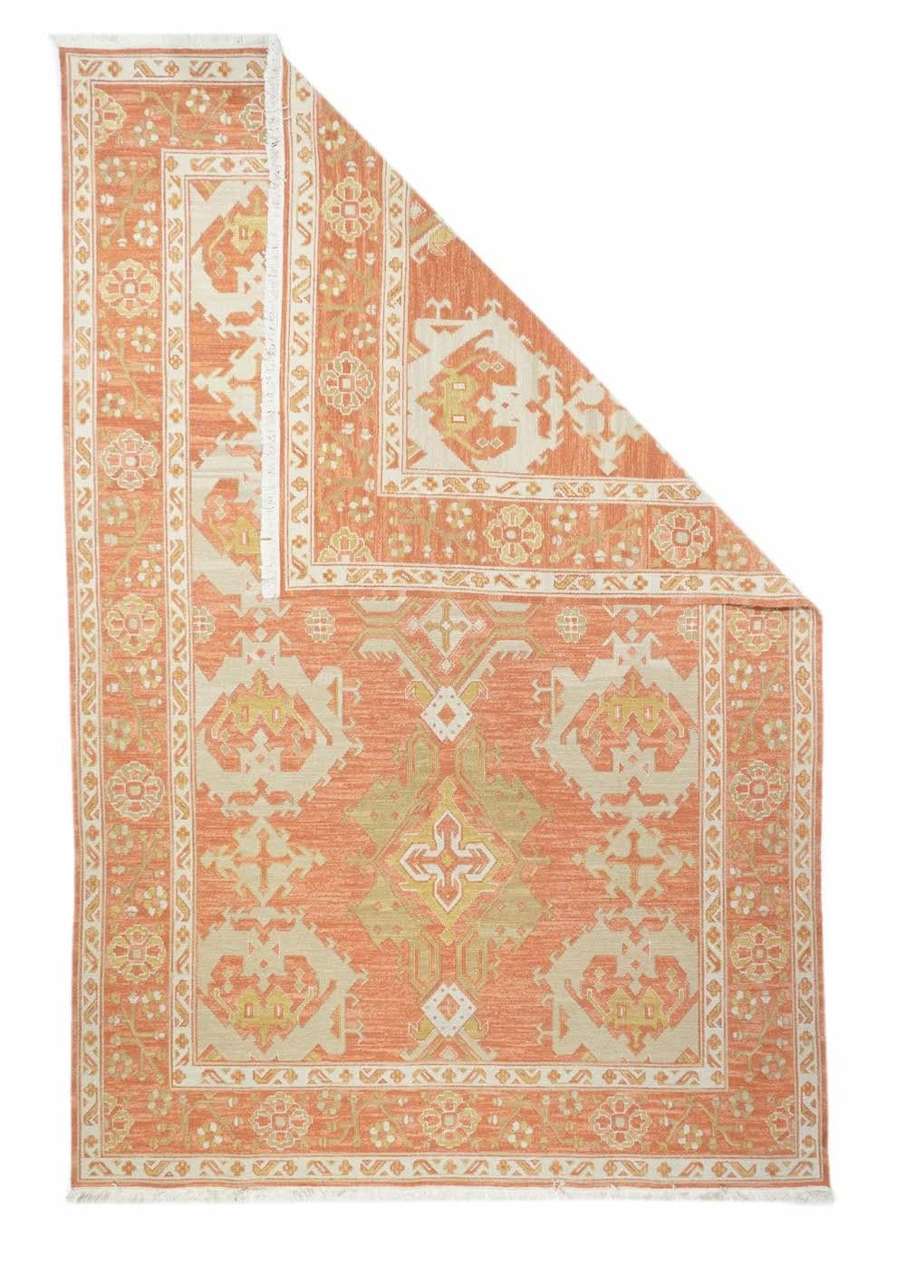 Sumak Teppich 6'0'' x 9'0''. Im klassischen Stil der türkischen Oushak-Teppiche zeigt das absichtlich gestreifte, rötliche Feld drei Säulen mit zerklüfteten Palmetten oder Yaprak- (