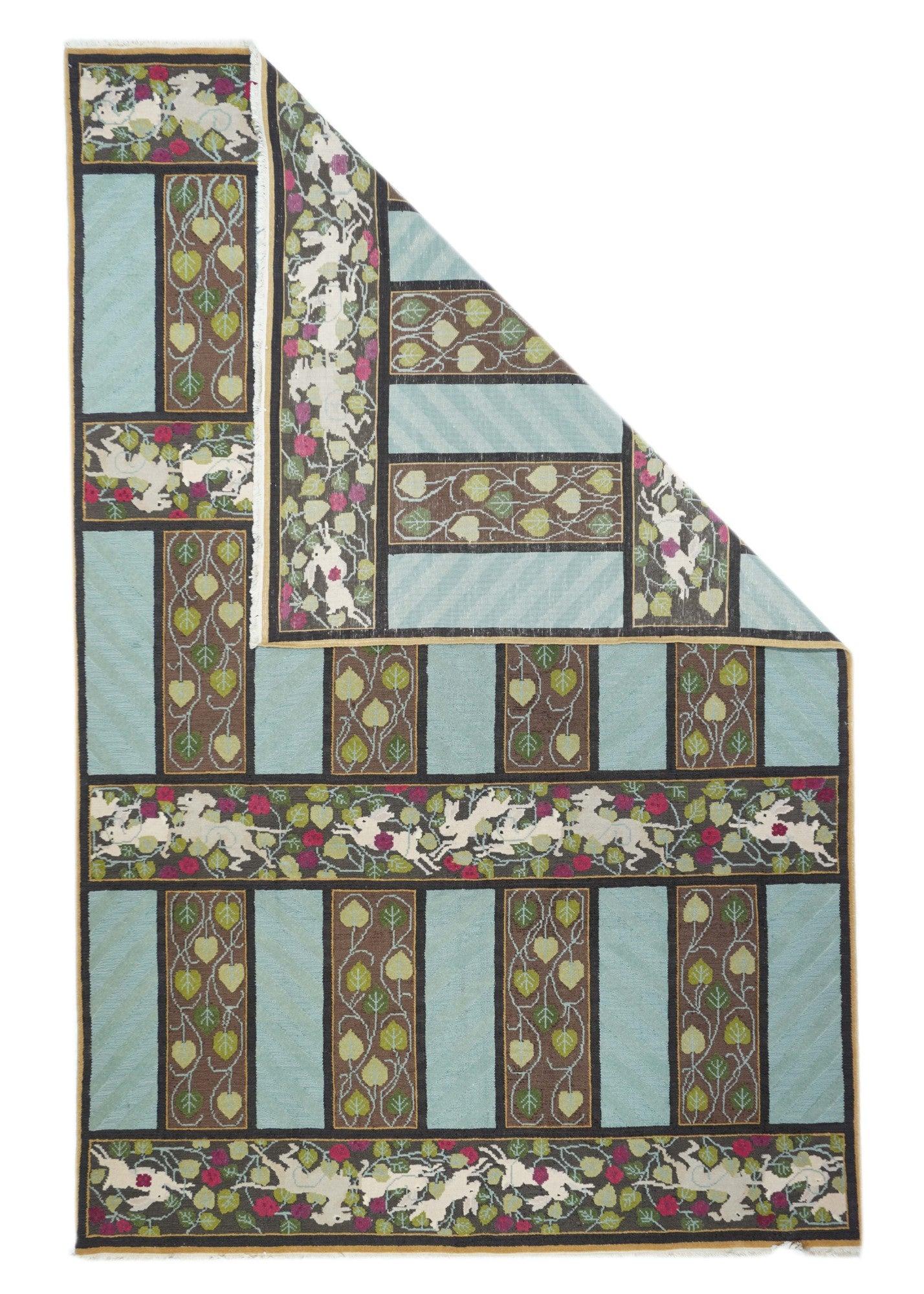 Tappeto Sumak 6'0'' x 9'0''. Questa insolita trama piatta moderna dell'Anatolia presenta pannelli alternati di foglie spadiformi verso l'alto o verso il basso con pannelli blu-grigi con motivi di ombre. Tre livelli con barre di separazione che